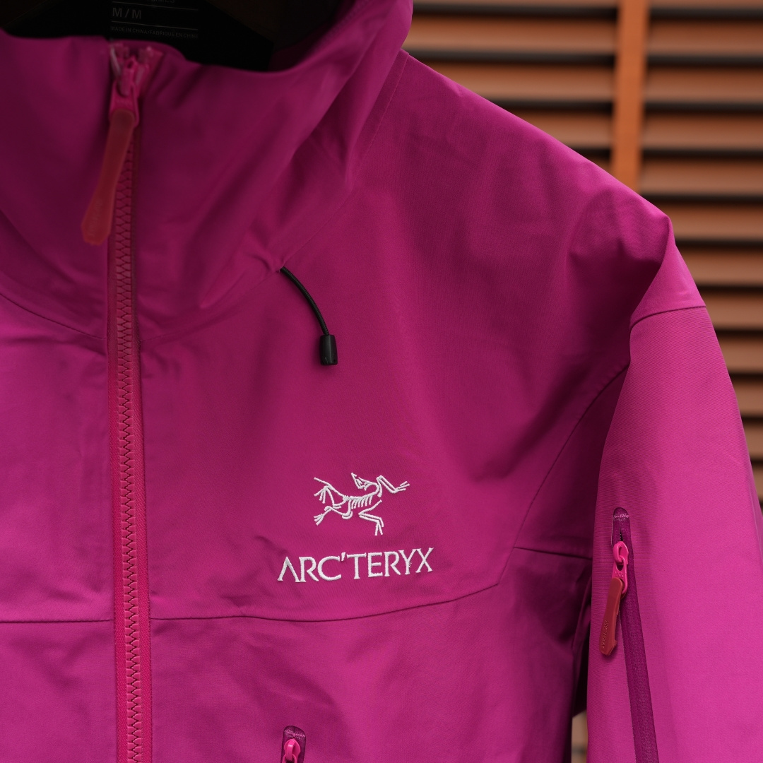 玫红色 始祖鸟 ｜ ARC'TERY  Alpha SV7  硬壳冲锋衣 𝐒𝐢𝐳𝐞：𝐒 𝐌 𝐋 𝐗𝐋 𝐗𝐗𝐋 产品配色：