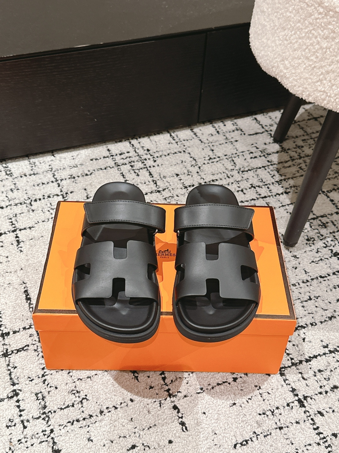 NO:386906,Men's Hermes 25/ chypre series Classic Old uncle's shoes Retro Second uncle's slippers H-drag Velcro sandals Original purchase and development Made of Hermes chypre series Suede goatskin functional sandals, paired with ergonomic rubber sole and adjustable straps. The design is simple and smooth, creating a comfortable and casual look. Original custom-made imported top layer cowhide imported soft sheepskin sole original open mold rubber material Size: #36-45, slippers, hermes, hermes, sandals, slippers, cowhide, sheepskin, chamois leather19860909男款 Hermes爱马仕 25/ chypre系列 经典 老舅鞋 复古 二舅拖鞋 H拖 魔术贴 凉鞋 原版购入开发 做货 爱马仕chypre系列 麂皮山羊皮机能风凉鞋,搭配人体工学橡胶鞋底和可调节袢带.设计简约流畅,打造舒适休闲造型. 面料原版定制进口头层牛皮 内里进口柔软羊皮 鞋底原版开模橡胶材质 Size:#36-45,拖鞋,hermes,hermes,sandals,slippers,cowhide,sheepskin,chamois leather,Women's Shoes