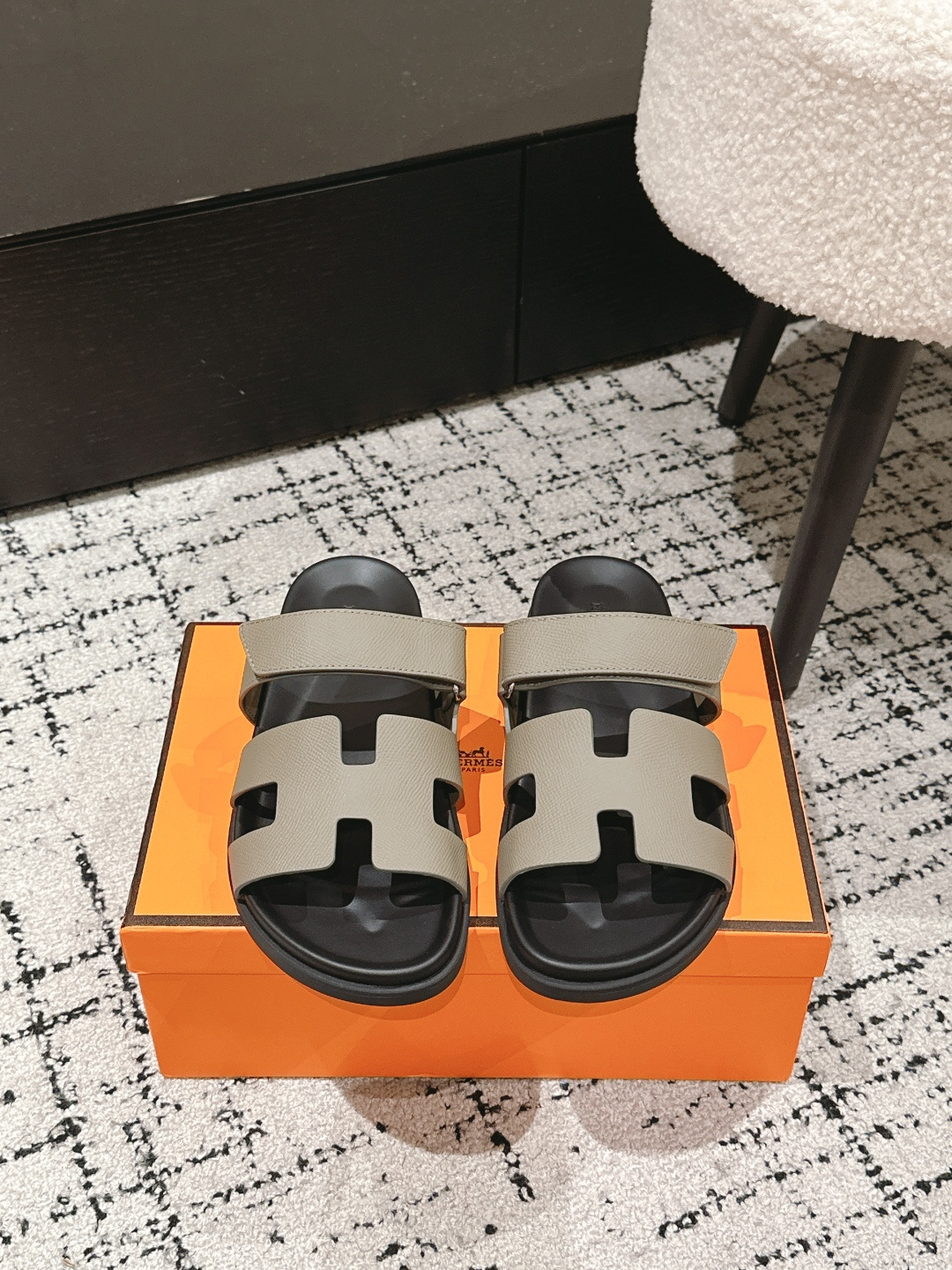 NO:402967,Hermes 25/ chypre series Classic Old uncle shoes Retro Second uncle slippers H-drag Velcro sandals Original purchase and development Made of Hermes chypre series Suede goatskin functional sandals, paired with ergonomic rubber sole and adjustable straps. The design is simple and smooth, creating a comfortable and casual look. Original custom-made imported top layer cowhide imported soft sheepskin sole original open mold rubber material Size: #Men 40-45, slippers, hermes, hermes, sandals, slippers, cowhide, sheepskin, chamois leather19860909Hermes爱马仕 25/ chypre系列 经典 老舅鞋 复古 二舅拖鞋 H拖 魔术贴 凉鞋 原版购入开发 做货 爱马仕chypre系列 麂皮山羊皮机能风凉鞋,搭配人体工学橡胶鞋底和可调节袢带.设计简约流畅,打造舒适休闲造型. 面料原版定制进口头层牛皮 内里进口柔软羊皮 鞋底原版开模橡胶材质 Size:#男40-45,拖鞋,hermes,hermes,sandals,slippers,cowhide,sheepskin,chamois leather,Women's Shoes