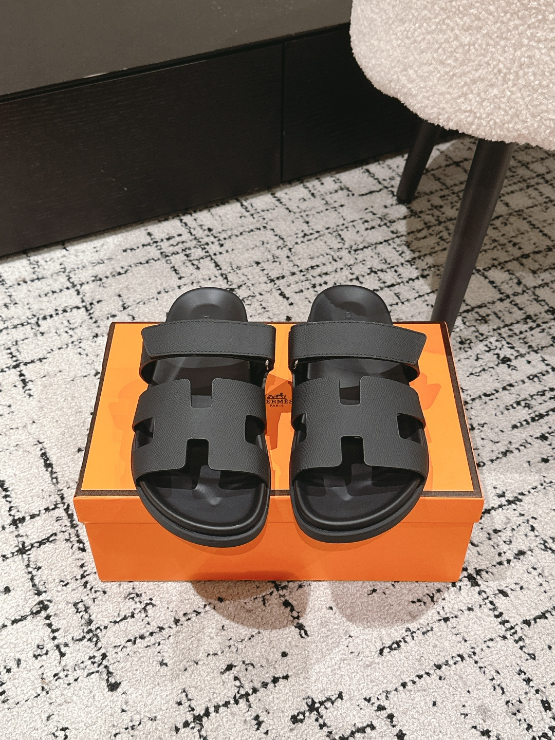 NO:386914,Hermes 25/ chypre series Classic Old uncle shoes Retro Second uncle slippers H-drag Velcro sandals Original purchase and development Made of Hermes chypre series Suede goatskin functional sandals, paired with ergonomic rubber sole and adjustable straps. The design is simple and smooth, creating a comfortable and casual look. Original custom-made imported top layer cowhide imported soft sheepskin sole original open mold rubber material Size: #Men 40-45, slippers, hermes, hermes, sandals, slippers, cowhide, sheepskin, chamois leather19860909Hermes爱马仕 25/ chypre系列 经典 老舅鞋 复古 二舅拖鞋 H拖 魔术贴 凉鞋 原版购入开发 做货 爱马仕chypre系列 麂皮山羊皮机能风凉鞋,搭配人体工学橡胶鞋底和可调节袢带.设计简约流畅,打造舒适休闲造型. 面料原版定制进口头层牛皮 内里进口柔软羊皮 鞋底原版开模橡胶材质 Size:#男40-45,拖鞋,hermes,hermes,sandals,slippers,cowhide,sheepskin,chamois leather,Women's Shoes