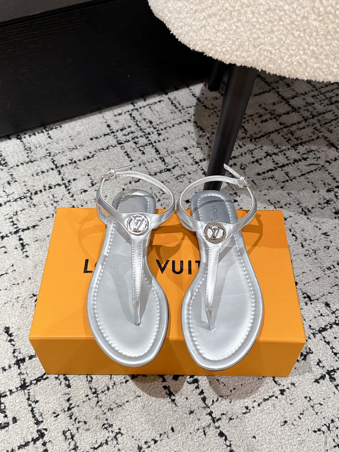 NO:407253,#Top version LOUIS VUITTON 25/Latest Flat Sole Flip Flops Sandals Simple and exquisite, full of high-end feel, showing elegant temperament~ It looks so beautiful on the feet, and it is so beautiful that it is full of summer shoes. Original cowhide foot pad sheepskin sole Italian thick leather outsole Size#35-41 (40.41 custom made without return or exchange), split-toe shoes, louis vuitton, louis vuitton, sandals, cowhide, sheepskin, Leather soles19860909#顶级版本 LOUIS VUITTON 路易威登 25/最新 平底 夹脚 罗人字拖 凉鞋 简约精致,高级感满满,尽显优雅气质～ 上脚超好看,拉满了夏日美鞋绝绝子啊 鞋面原版牛皮 垫脚羊皮 鞋底意大利加厚真皮大底 Size#35-41（40.41定做不退换）,分趾鞋,louis vuitton,louis vuitton,sandals,cowhide,sheepskin,Leather soles,Women's Shoes