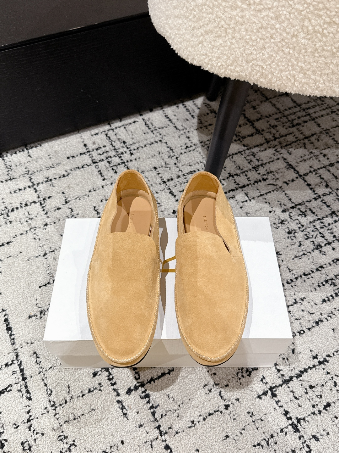 NO:419432,#Top version the row 25/ Spring and Summer Retro and Simple Ballet Shoes It is said that this is the most beautiful ballet grandma shoes of the year. French elegant temperament is online, high-end and fashionable, salty or sweet, literary and elegant!  Wearable items in all seasons, buckle design, easy to wear and look good, Fengmo's global classic works, soft and delicate sheepskin fabric makes this Mary Jane immediately unique and very textured. The imported high-quality sheepskin/horse hair, soft sheepskin inside, outsole: rubber outsole Size: #35-40 (40 custom made without return or exchange), loafers, loafers, mary jane, sheepskin19860909#顶级版本 the row 25/ 春夏 复古简约 芭蕾舞鞋 据说这是本年度最美丽的芭蕾舞奶奶鞋,法式优雅气质在线、高级又时髦,可盐可甜,文艺又气质！ 四季可穿的单品,挂扣设计,好穿又好看,风魔全球经典著作,柔软细腻羊皮面料让这款玛丽珍立马变得与众不同,非常的有质感. 面料进口优质羊皮/马毛 内里柔软羊皮 大底: 橡胶大底 Size: #35-40(40定做不退换）,乐福鞋,loafers,mary jane,sheepskin,Women's Shoes