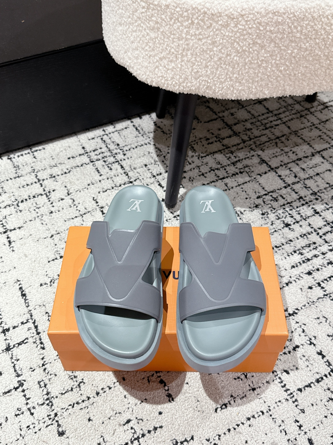 NO:422892,#Top version LV Louis Vuitton 25/ Latest Oasis series Thick sole sandals Original purchase and development Made this model LV Oasis sandals are embossed with suede cowhide leather Monogram pattern, with tough insoles and miniature outsoles to create a comfortable wearing experience. The rough silhouette releases a casual atmosphere, the upper tracing LV letters cleverly intertwined, Louis Vuitton logo outsole adds brand style Fabric: original imported cowhide, inner lining original custom sheepskin, sole original open mold non-slip foam material Size: #Men 38-46 (38.45.46 custom made without return), slippers, louis vuitton, louis vuitton, slippers, cowhide, sheepskin19860909#顶级版本 LV路易威登 25/ 最新 Oasis系列 厚底 凉拖鞋 原版购入开发 做货 本款 LV Oasis 凉拖为绒面牛皮革压印 Monogram 图案,以韧性鞋垫与微型外底成就舒适穿着体验.粗犷廓形释放休闲气息,鞋面描摹 LV 字母的巧妙交织,路易威登标识外底再添品牌格调 面料: 原版进口头层牛皮 内里原版定制羊皮里 鞋底原版开模防滑发泡材质 Size:#男38-46（38.45.46定做不退换）,拖鞋,louis vuitton,louis vuitton,slippers,cowhide,sheepskin,Women's Shoes