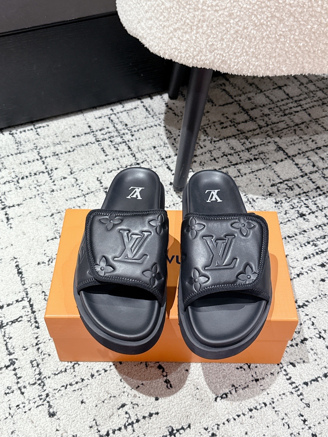 NO:444926,#Men's Louis vuiteeon Donkey Brand 25/ MIAMI Series Velcro Presbyterian Beach Sandals Original Purchase and Development Made Instrument Miami Sandals are made of Monogram jacquard fabrics, which can be adjusted at will through Velcro. Tough insoles and miniature outsoles bring a gentle and comfortable experience. Fabric: Original custom imported presbyterian cloth/presbyterian leather Inner: Original custom sheepskin lining Outsole: Original mold-opening ultra-light foaming material Sole thickness: 3.5CM Size: #38-46 (customized by men 38.45.46), slippers, louis vuitton, louis vuitton, slippers, sheepskin19860909#男款 Louis vuiteeon 驴牌 25/ MIAMI系列 魔术贴 老花 沙滩 凉拖鞋 原版购入开发 做货 本款 Miami 凉拖以 Monogram 提花织物塑造宽幅鞋面,可通过魔术贴随心调节.韧性鞋垫和微型外底带来轻柔舒适体验 面料: 原版定制进口老花布/老花皮 内里: 原版定制羊皮里 大底: 原版开模超轻发泡材质 底厚: 3.5CM Size: #38-46(男38 .45.46定做）,拖鞋,louis vuitton,louis vuitton,slippers,sheepskin,Women's Shoes