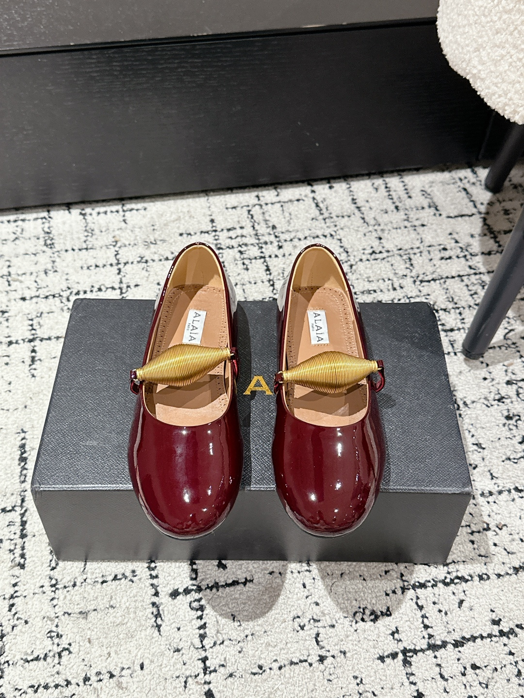 NO:446482,ALAIA 25/AW new Alay Personalized Spring Hardware Buckle Mary Jane Single Shoes This flat ballet shoes are paired with gold-decorated spiral jewelry bands; rubber soles provide a comfortable wearing experience; the upper is made of painted calfskin, and there is no limit on wearing occasions. It is also suitable for simple and casual daily wear and eye-catching dinner outfits. Customized upper ox patent leather inner foot pad sheepskin sole original molded rubber outsole size 35-39 (40.41 custom made without return or exchange), single shoes, alaia, mary jane, cowhide, sheepskin19860909ALAIA 25/AW新品阿萊雅个性弹簧五金扣玛丽珍单鞋 该款平底芭蕾舞鞋,搭配金色润饰螺旋珠宝饰带;橡胶鞋底带来舒适穿着体验;鞋面为漆面小牛皮制成,穿着场合不设限,同时适用于简约休闲的日常穿着以及吸睛的晚宴穿搭. 鞋面定制牛漆皮 内里垫脚羊皮 鞋底原版开模橡胶大底 码数35-39（40.41定做不退换）,单鞋,alaia,mary jane,cowhide,sheepskin,Women's Shoes