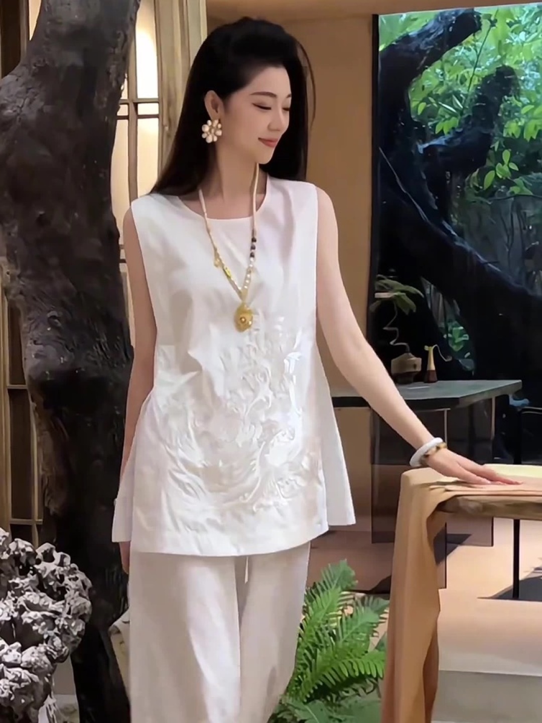 High-End Women’s Dress: Stalwart Stairjacket and Broad-Legged Pants with Elegant Embroidery - 图片 4