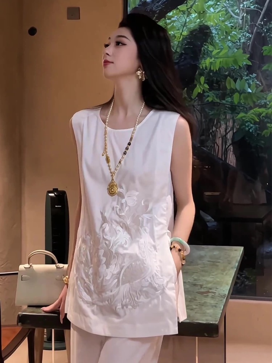 High-End Women’s Dress: Stalwart Stairjacket and Broad-Legged Pants with Elegant Embroidery - 图片 2