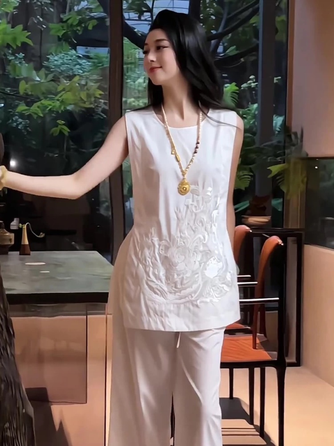 High-End Women’s Dress: Stalwart Stairjacket and Broad-Legged Pants with Elegant Embroidery - 图片 5
