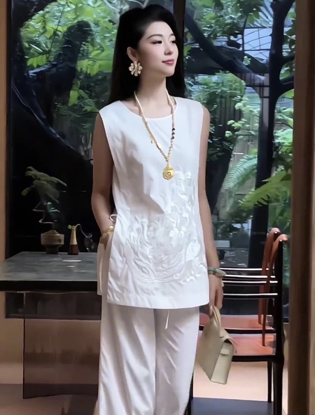 High-End Women’s Dress: Stalwart Stairjacket and Broad-Legged Pants with Elegant Embroidery - 图片 6
