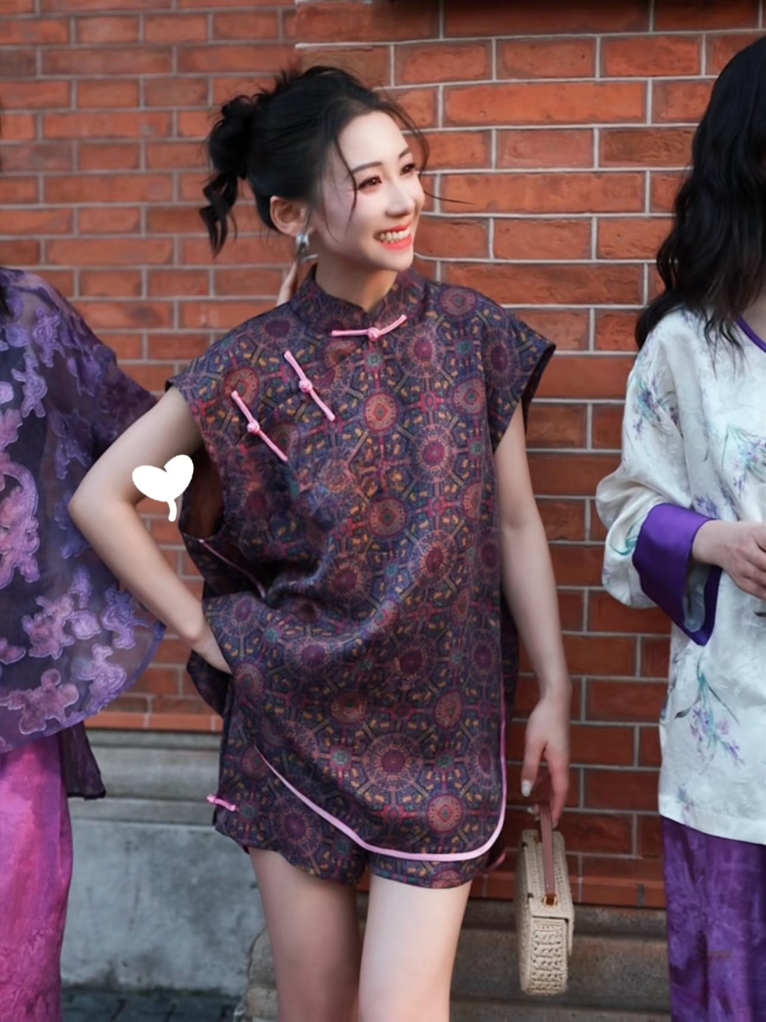 Fashion Highlights: Chinese Silk Suit, Tiara Shirt, Radiant Silk, Retro Tattoos, Bare-Sleeved Design, Stylish Retro Atmosphere. - 图片 3