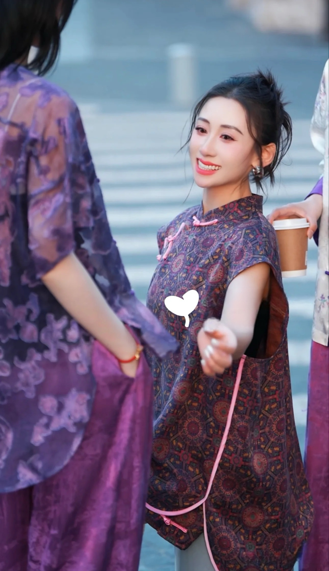 Fashion Highlights: Chinese Silk Suit, Tiara Shirt, Radiant Silk, Retro Tattoos, Bare-Sleeved Design, Stylish Retro Atmosphere. - 图片 7