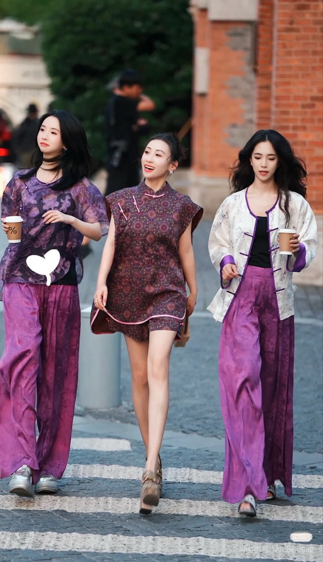 Fashion Highlights: Chinese Silk Suit, Tiara Shirt, Radiant Silk, Retro Tattoos, Bare-Sleeved Design, Stylish Retro Atmosphere. - 图片 8