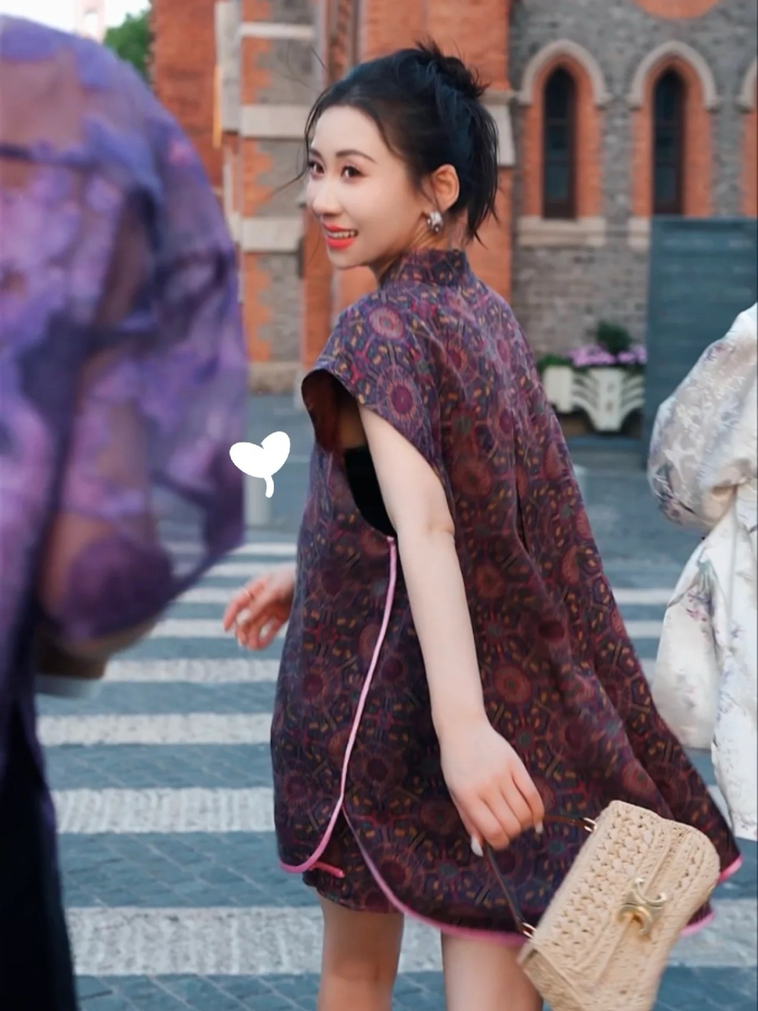 Fashion Highlights: Chinese Silk Suit, Tiara Shirt, Radiant Silk, Retro Tattoos, Bare-Sleeved Design, Stylish Retro Atmosphere. - 图片 5