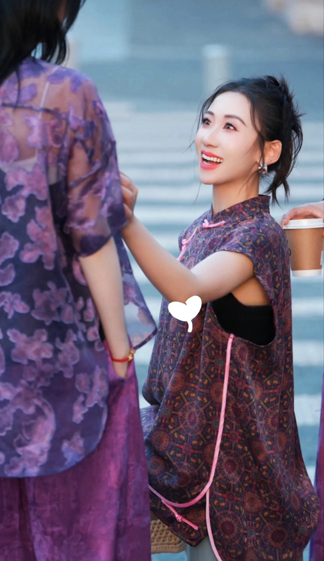 Fashion Highlights: Chinese Silk Suit, Tiara Shirt, Radiant Silk, Retro Tattoos, Bare-Sleeved Design, Stylish Retro Atmosphere. - 图片 6