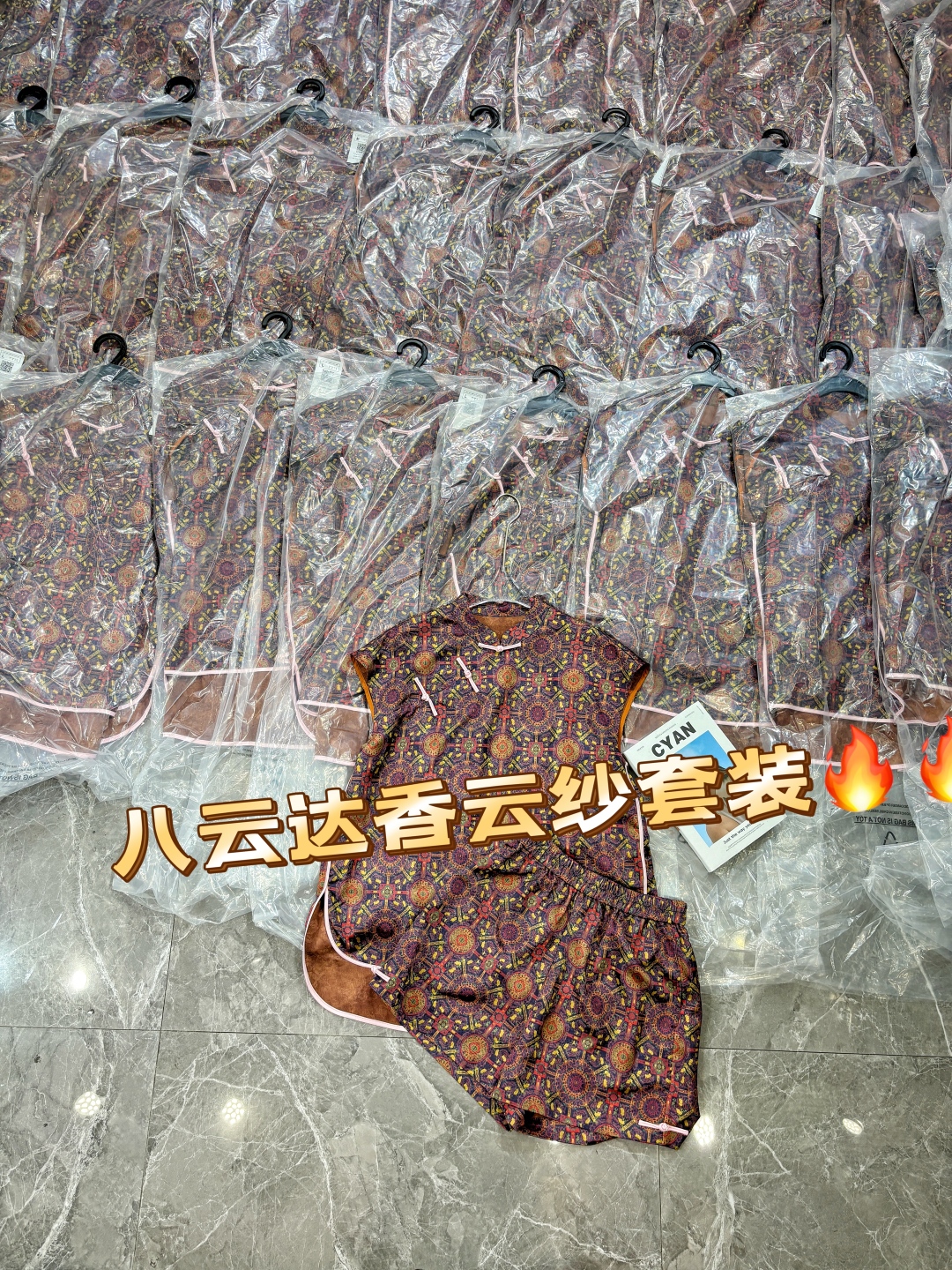 Fashion Highlights: Chinese Silk Suit, Tiara Shirt, Radiant Silk, Retro Tattoos, Bare-Sleeved Design, Stylish Retro Atmosphere. - 图片 2