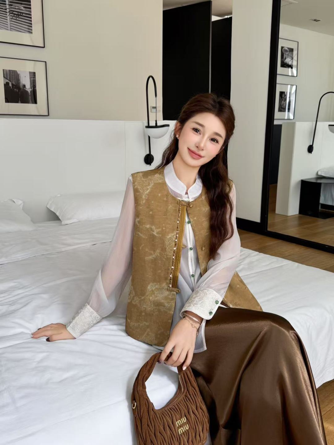 Elegant Chinese Style Jacquard Vest with Traditional Knot Buttons - Brown