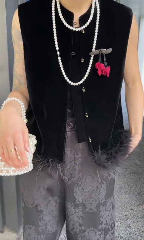Elegant Velvet Vest with Feather Trim and Chinese-Inspired Design 1 Elegant Velvet Vest with Feather Trim and Chinese-Inspired Design