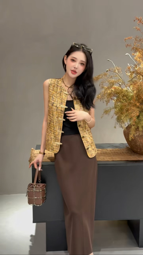 Elegant Tweed Vest with Chinese Button, Vintage Plaid Sleeveless Jacket 1 Elegant Tweed Vest with Chinese Button, Vintage Plaid Sleeveless Jacket