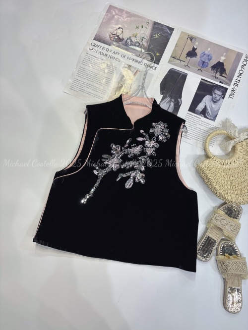 Elegant Chinese Style Embroidered Vest with Mandarin Collar and Floral Detail 1 Elegant Chinese Style Embroidered Vest with Mandarin Collar and Floral Detail