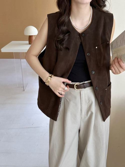 Elegant Suede Vest with Single-Breasted Button Closure and Practical Pockets 1 Elegant Suede Vest with Single-Breasted Button Closure and Practical Pockets