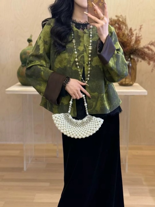 Elegant Green Autumn Jacket - Stylish and Sophisticated Outerwear for Women 1 Elegant Green Autumn Jacket - Stylish and Sophisticated Outerwear for Women