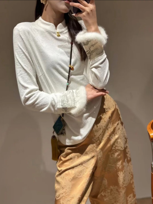 Elegant National Style Wool Top with Embroidered Cuffs and Mink Fur Trim 1 Elegant National Style Wool Top with Embroidered Cuffs and Mink Fur Trim