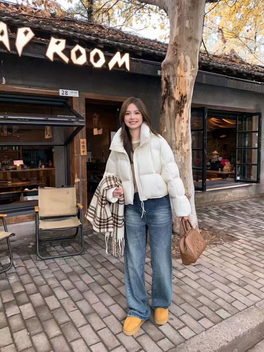 Stylish Lightweight Down Jacket - Windproof, Water-Resistant, and Warm