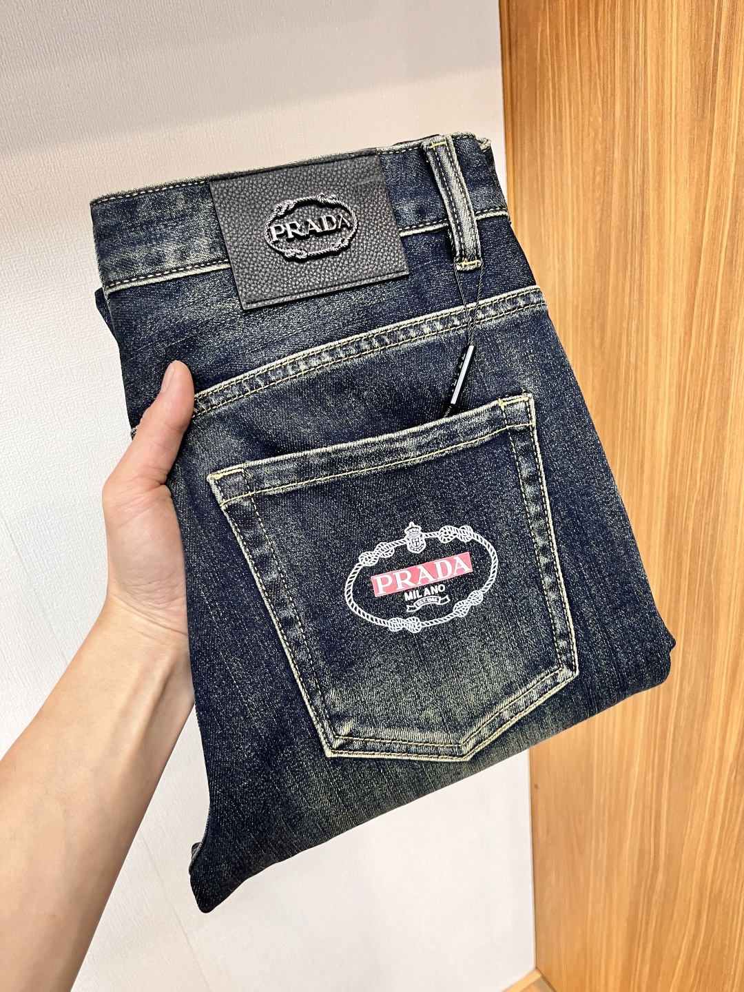 NO:413275,Prada New original single jeans for summer 2025!  Italian luxury men's blue jeans, imported washing tannin, exquisite counter hardware, high-quality genuine leather brand SS13 first-class washing technology, YKK brand special zipper, men's elastic slim straight jeans, simple and versatile size 29-38,,prada,jeans,alexander wang19860909普拉达 2025年夏季新款原单牛仔裤！意大利奢侈品男士蓝色牛仔裤 选用进口水洗丹宁布 精致的专柜五金,上等真皮皮牌 SS13 一流洗水工艺 YKK大牌专用拉链,男士弹力修身小直筒牛仔裤 简洁百搭尺码29-38,,prada,jeans,alexander wang,Men's clothing