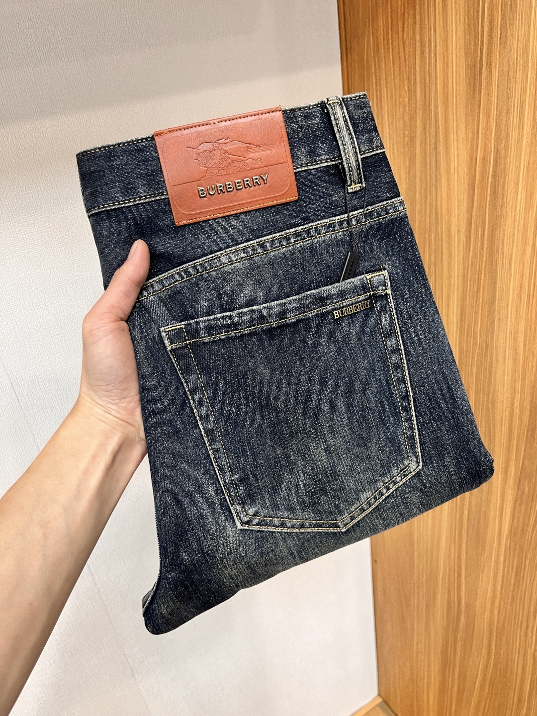 NO:413278,Burberry's new summer 2025 original single jeans!  Italian luxury men's blue jeans, imported washing tannin, exquisite counter hardware, high-quality genuine leather brand SS13 first-class washing technology, YKK brand special zipper, men's elastic slim straight jeans, simple and versatile size 29-38,,burberry,jeans,alexander wang19860909巴宝莉 2025年夏季新款原单牛仔裤！意大利奢侈品男士蓝色牛仔裤 选用进口水洗丹宁布 精致的专柜五金,上等真皮皮牌 SS13 一流洗水工艺 YKK大牌专用拉链,男士弹力修身小直筒牛仔裤 简洁百搭尺码29-38,,burberry,jeans,alexander wang,Men's clothing