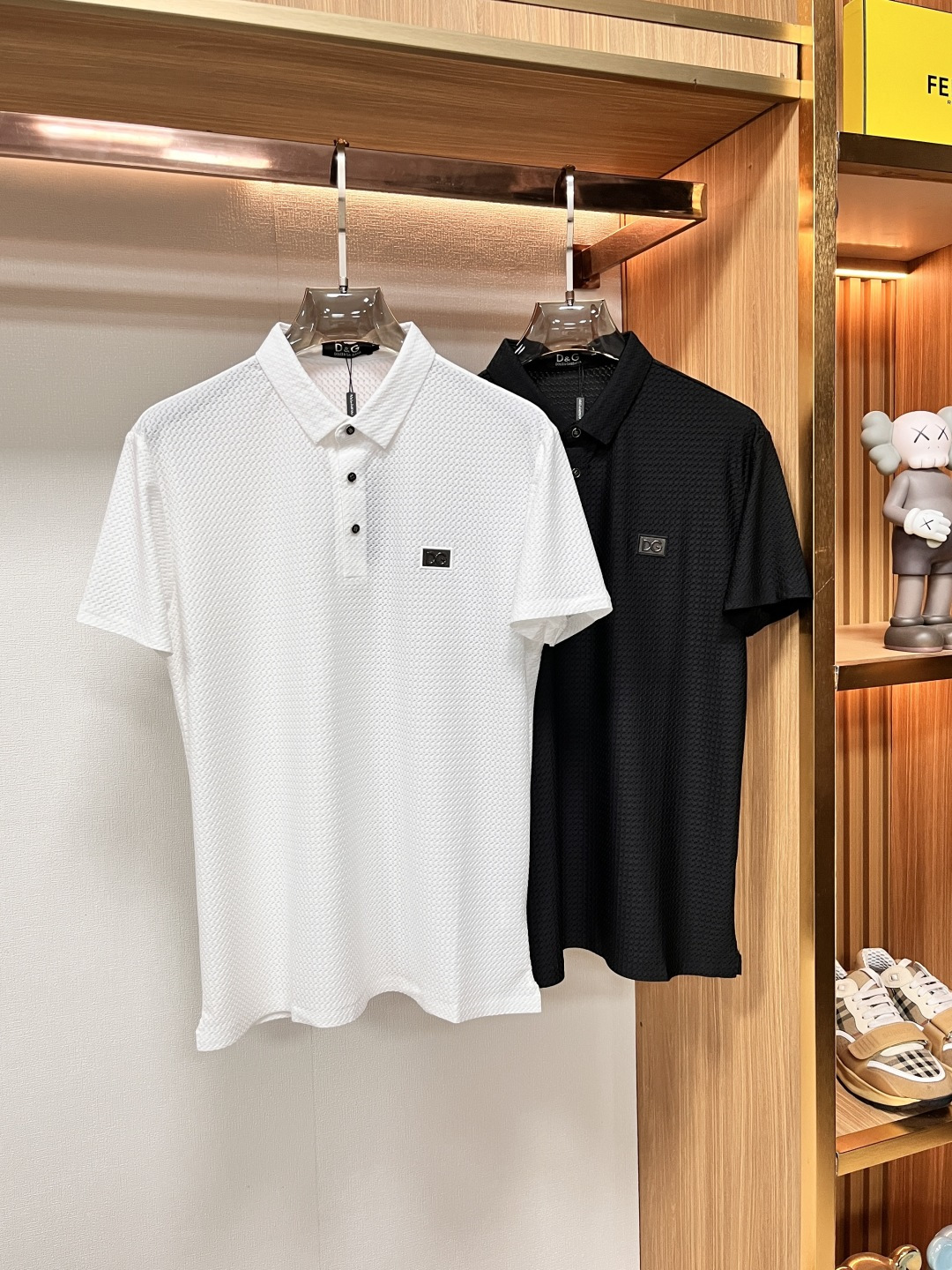 NO:156347,DG 2025 Spring and Summer Classic Polo collar design, paired with simple single-breasted lines, neat and smooth lines, cleverly modifying the neck lines, showing elegant and gentlemanly style. The exquisite brand logo on the left chest adopts traceless pressing process, delicate and flat, low-key, and luxurious texture, showing the brand's ingenuity and quality pursuit in the subtleties. Selected high-quality fabrics, soft and smooth, breathable, and comfortable and comfortable to wear. Whether it is to wear casual trousers to show professionalism and ability to attend business occasions; or to combine them with jeans to create a daily look to create a relaxed and comfortable atmosphere, it can be perfectly adapted to help you interpret diverse styles with a calm attitude and show your unique taste. Size M-4XL, Dolce&Gabbana, jeans, alexander wang19860909DG 2025春夏 经典的Polo领设计,搭配简洁的单排扣,线条利落流畅,巧妙修饰颈部线条,彰显优雅绅士格调.左胸处精致的品牌标识,采用无痕压胶工艺,细腻而平整,低调间流露奢华质感,于细微之处展现品牌匠心与品质追求. 精选优质面料,触感柔软顺滑,透气性佳,穿着舒适自在.无论是搭配休闲西裤出席商务场合,展现专业干练；还是与牛仔裤组合打造日常造型,营造轻松惬意氛围,它都能完美适配,助你以从容姿态诠释多样风格,尽显独特品味. 尺码M-4XL,,Dolce&Gabbana,jeans,alexander wang,Men's clothing