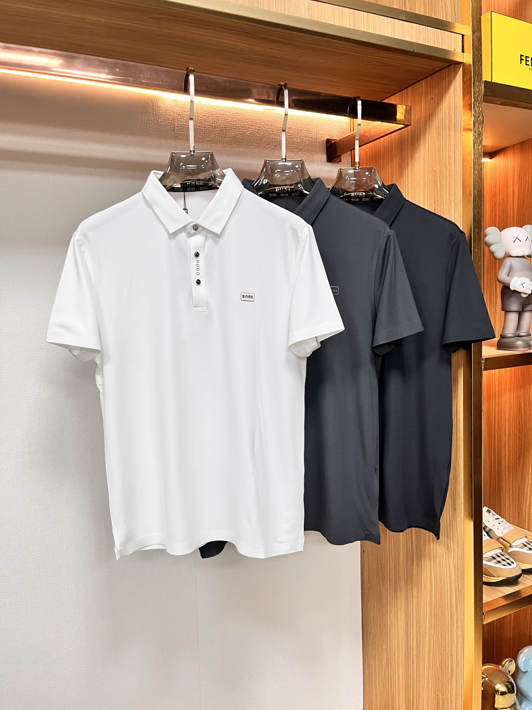 NO:156349,Boss 2025 Spring and Summer Classic Polo collar design, paired with simple single-breasted lines, neat and smooth lines, cleverly modifying the neck lines, showing elegant and gentlemanly style. The exquisite brand logo on the left chest adopts traceless pressing process, delicate and flat, low-key, and luxurious texture, showing the brand's ingenuity and quality pursuit in the subtleties. Selected high-quality fabrics, soft and smooth touch, good breathability, and comfortable and comfortable to wear. Whether it is to wear casual trousers to show professionalism and ability; or to combine with jeans to create a daily look to create a relaxed and comfortable atmosphere, it can be perfectly adapted to help you interpret diverse styles with a calm attitude and show your unique taste. Size M-4XL, jeans, alexander wang19860909Boss 2025春夏 经典的Polo领设计,搭配简洁的单排扣,线条利落流畅,巧妙修饰颈部线条,彰显优雅绅士格调.左胸处精致的品牌标识,采用无痕压胶工艺,细腻而平整,低调间流露奢华质感,于细微之处展现品牌匠心与品质追求. 精选优质面料,触感柔软顺滑,透气性佳,穿着舒适自在.无论是搭配休闲西裤出席商务场合,展现专业干练；还是与牛仔裤组合打造日常造型,营造轻松惬意氛围,它都能完美适配,助你以从容姿态诠释多样风格,尽显独特品味. 尺码M-4XL,,jeans,alexander wang,Men's clothing