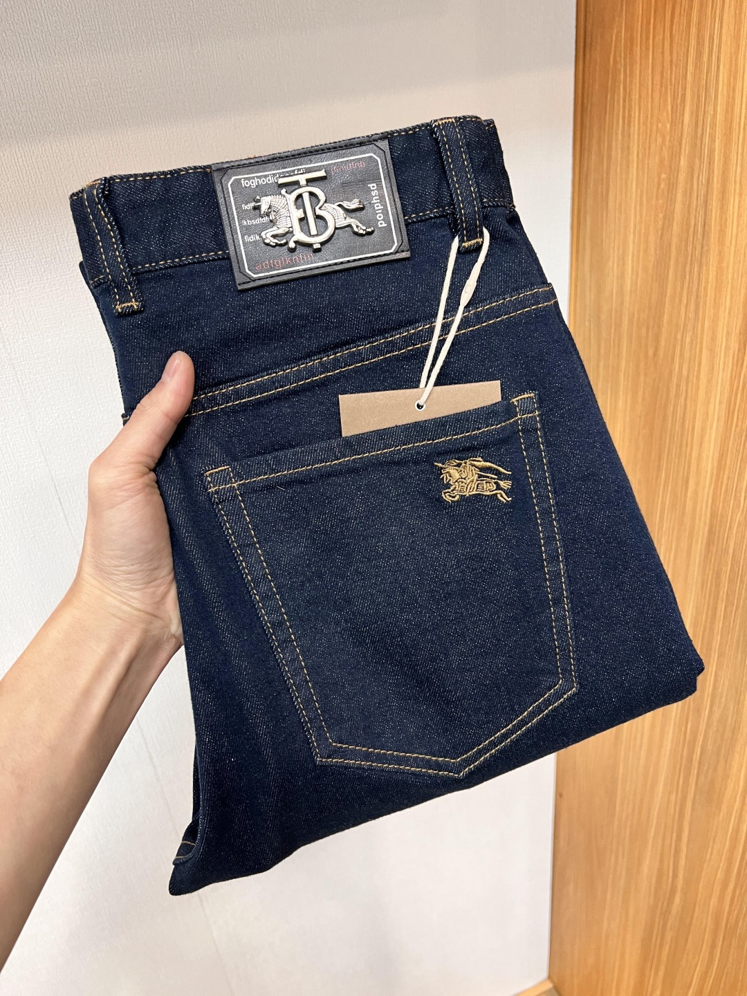 NO:153455,Burberry [2025 Summer New Product] European Station Men's Business Casual Jeans When business meets casualness, when classic collides fashion, in spring 2025, we bring you a brand new European Station Men's Business Casual Jeans!  Selected high-quality fabrics, soft and comfortable, and breathable, allowing you to remain refreshing and comfortable during busy working days. The design is simple without losing style, perfectly blending business and leisure elements, whether in office or weekend parties, you can easily control it and show your unique taste. Meeting your outfit needs in different occasions, making your wardrobe rejuvenated. K12 slim tailoring, fits the body, highlights the men's uprightness and confidence. The details show craftsmanship, and each stitch has been carefully polished to ensure quality and comfort coexist. Size 29-40, burberry, jeans, alexander wang19860909巴宝莉【2025夏季新品】欧洲站男士商务休闲牛仔裤 当商务遇上休闲,当经典碰撞时尚,2025年春季,我们为您带来全新欧洲站男士商务休闲牛仔裤！ 精选高品质面料,柔软舒适,透气性极佳,让您在繁忙的工作日中依然保持清爽与自在. 设计简约而不失格调,完美融合商务与休闲元素,无论是办公室还是周末聚会,都能轻松驾驭,展现您的独特品味. 满足您不同场合的穿搭需求,让您的衣橱焕发新生.K12 修身剪裁,贴合身形,凸显男士的挺拔与自信.细节之处彰显匠心,每一个针脚都经过精心打磨,确保品质与舒适并存. 尺码29-40,,burberry,jeans,alexander wang,Men's clothing