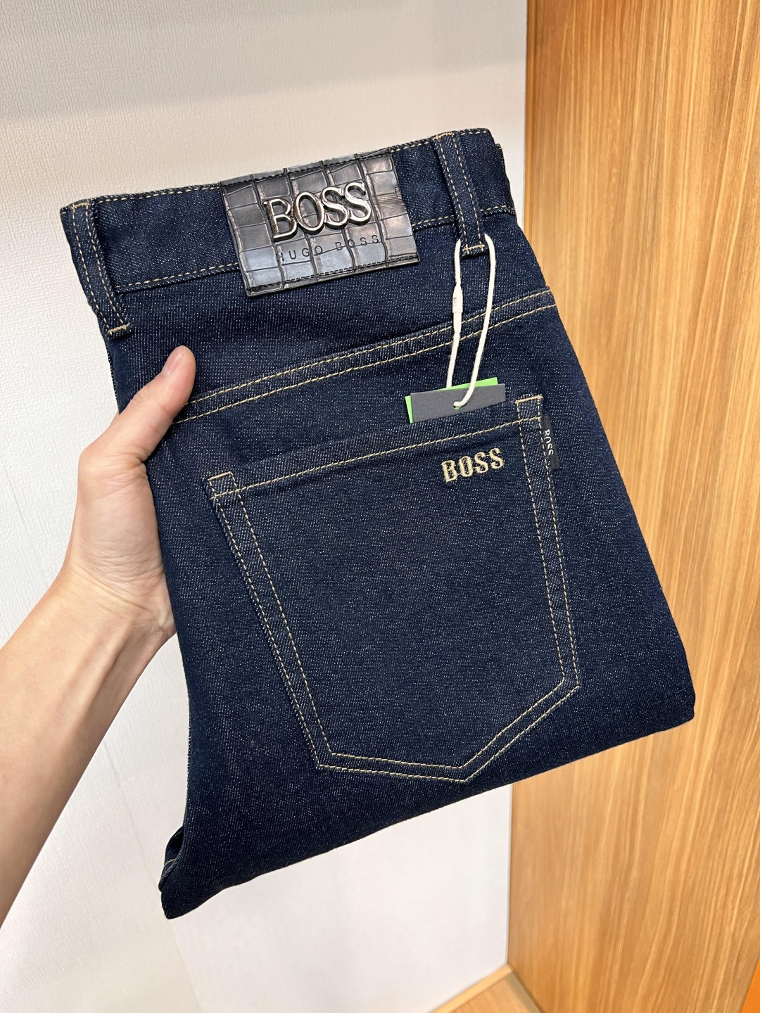 NO:153460,Boss [2025 Summer New Product] European Station Men's Business Casual Jeans When business meets casualness, when classic collides fashion, in spring 2025, we bring you a brand new European Station Men's Business Casual Jeans!  Selected high-quality fabrics, soft and comfortable, and breathable, allowing you to remain refreshing and comfortable during busy working days. The design is simple but not lacking in style, perfectly blending business and leisure elements, whether in office or weekend parties, you can easily control it and show your unique taste. Meeting your outfit needs in different occasions, making your wardrobe rejuvenated. K12 slim tailoring, fits the body, highlights the uprightness and confidence of men. The details show craftsmanship, and each stitch has been carefully polished to ensure quality and comfort coexist. Size 29-40,,jeans,alexander wang19860909Boss【2025夏季新品】欧洲站男士商务休闲牛仔裤 当商务遇上休闲,当经典碰撞时尚,2025年春季,我们为您带来全新欧洲站男士商务休闲牛仔裤！ 精选高品质面料,柔软舒适,透气性极佳,让您在繁忙的工作日中依然保持清爽与自在. 设计简约而不失格调,完美融合商务与休闲元素,无论是办公室还是周末聚会,都能轻松驾驭,展现您的独特品味. 满足您不同场合的穿搭需求,让您的衣橱焕发新生.K12 修身剪裁,贴合身形,凸显男士的挺拔与自信.细节之处彰显匠心,每一个针脚都经过精心打磨,确保品质与舒适并存. 尺码29-40,,jeans,alexander wang,Men's clothing