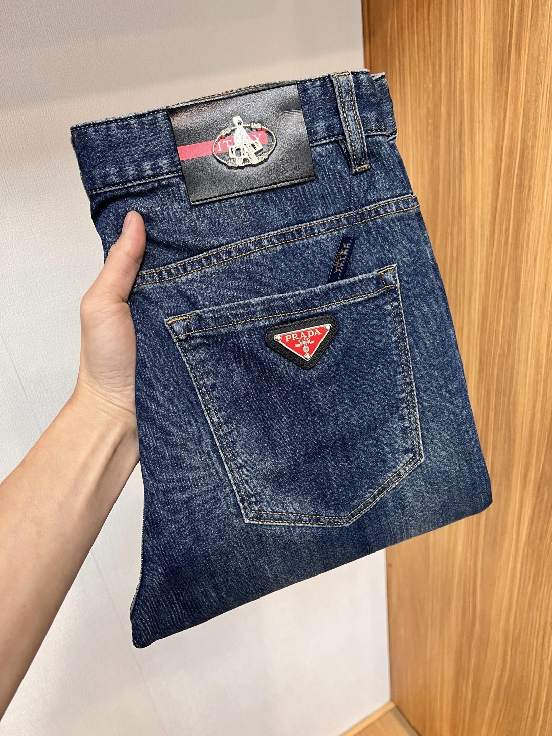 NO:153465,Prada [2025 Summer New Product] European Station Men's Business Casual Jeans When business meets casualness, when classic collides fashion, in spring 2025, we bring you a brand new European Station Men's Business Casual Jeans!  Selected high-quality fabrics, soft and comfortable, and breathable, allowing you to remain refreshing and comfortable during busy working days. The design is simple without losing style, perfectly blending business and leisure elements, whether in office or weekend parties, you can easily control it and show your unique taste. Meeting your outfit needs in different occasions, making your wardrobe rejuvenated. K12 slim tailoring, fits the body, highlights the men's uprightness and confidence. The details show craftsmanship, and each stitch has been carefully polished to ensure the coexistence of quality and comfort. Size 29-40,,prada,jeans,alexander wang19860909普拉达【2025夏季新品】欧洲站男士商务休闲牛仔裤 当商务遇上休闲,当经典碰撞时尚,2025年春季,我们为您带来全新欧洲站男士商务休闲牛仔裤！ 精选高品质面料,柔软舒适,透气性极佳,让您在繁忙的工作日中依然保持清爽与自在. 设计简约而不失格调,完美融合商务与休闲元素,无论是办公室还是周末聚会,都能轻松驾驭,展现您的独特品味. 满足您不同场合的穿搭需求,让您的衣橱焕发新生.K12 修身剪裁,贴合身形,凸显男士的挺拔与自信.细节之处彰显匠心,每一个针脚都经过精心打磨,确保品质与舒适并存. 尺码29-40,,prada,jeans,alexander wang,Men's clothing