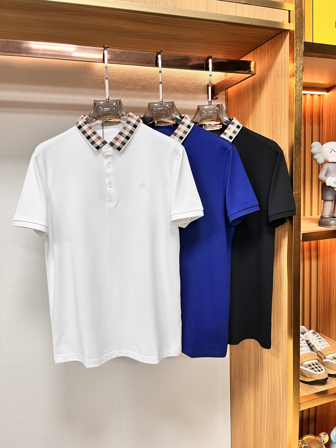 NO:156344,Burberry Spring and Summer 2025 Classic Polo collar design, paired with simple single-breasted lines, neat and smooth lines, cleverly modifying the neck lines, showing elegant and gentlemanly style. The exquisite brand logo on the left chest adopts traceless pressing process, delicate and flat, low-key, and luxurious texture, showing the brand's ingenuity and quality pursuit in the subtleties. Selected high-quality fabrics, soft and smooth, breathable, and comfortable and comfortable to wear. Whether it is to wear casual trousers to show professionalism and ability; or to combine them with jeans to create a daily look to create a relaxed and comfortable atmosphere, it can be perfectly adapted to help you interpret diverse styles with a calm attitude and show your unique taste. Size M-4XL, burberry, jeans, alexander wang19860909巴宝莉 2025春夏 经典的Polo领设计,搭配简洁的单排扣,线条利落流畅,巧妙修饰颈部线条,彰显优雅绅士格调.左胸处精致的品牌标识,采用无痕压胶工艺,细腻而平整,低调间流露奢华质感,于细微之处展现品牌匠心与品质追求. 精选优质面料,触感柔软顺滑,透气性佳,穿着舒适自在.无论是搭配休闲西裤出席商务场合,展现专业干练；还是与牛仔裤组合打造日常造型,营造轻松惬意氛围,它都能完美适配,助你以从容姿态诠释多样风格,尽显独特品味. 尺码M-4XL,,burberry,jeans,alexander wang,Men's clothing