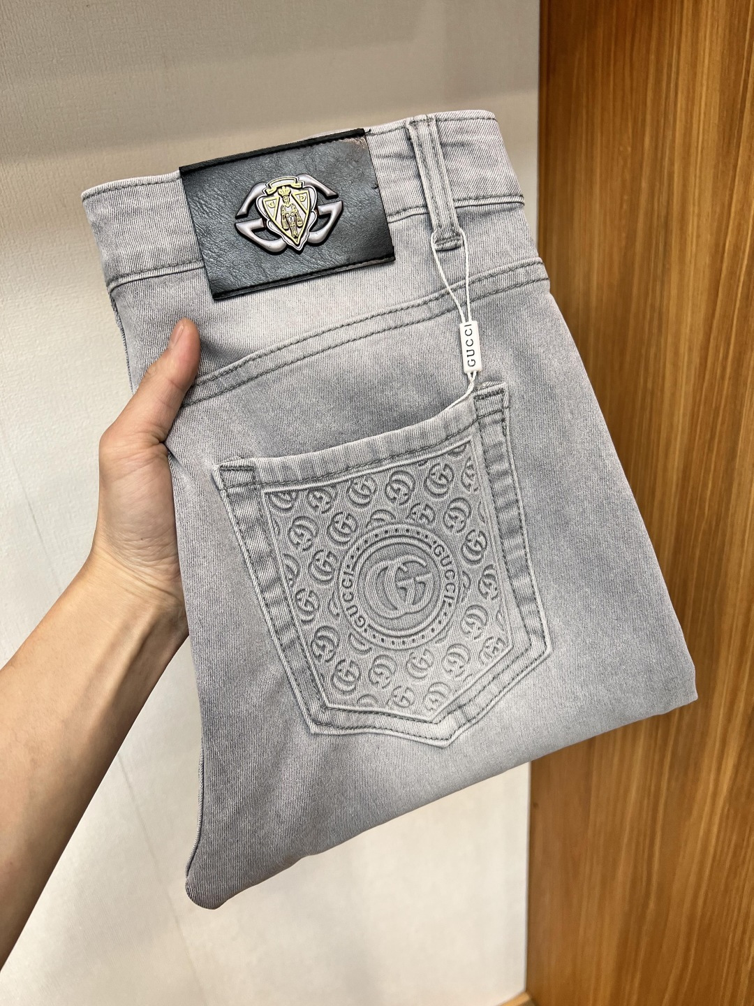 NO:153450,Guqi [2025 Summer New Product] European Station Men's Business Casual Jeans When business meets casualness, when classic collides fashion, in spring 2025, we bring you a brand new European Station Men's Business Casual Jeans!  Selected high-quality fabrics, soft and comfortable, and breathable, allowing you to remain refreshing and comfortable during busy working days. The design is simple without losing style, perfectly blending business and leisure elements, whether in office or weekend parties, you can easily control it and show your unique taste. Meeting your outfit needs in different occasions, making your wardrobe rejuvenated. K12 slim tailoring, fits the body, highlights the uprightness and confidence of men. The details show the ingenuity, and each stitch has been carefully polished to ensure the coexistence of quality and comfort. Size 29-38,,jeans,alexander wang19860909古奇【2025夏季新品】欧洲站男士商务休闲牛仔裤 当商务遇上休闲,当经典碰撞时尚,2025年春季,我们为您带来全新欧洲站男士商务休闲牛仔裤！ 精选高品质面料,柔软舒适,透气性极佳,让您在繁忙的工作日中依然保持清爽与自在. 设计简约而不失格调,完美融合商务与休闲元素,无论是办公室还是周末聚会,都能轻松驾驭,展现您的独特品味. 满足您不同场合的穿搭需求,让您的衣橱焕发新生.K12 修身剪裁,贴合身形,凸显男士的挺拔与自信.细节之处彰显匠心,每一个针脚都经过精心打磨,确保品质与舒适并存. 尺码29-38,,jeans,alexander wang,Men's clothing