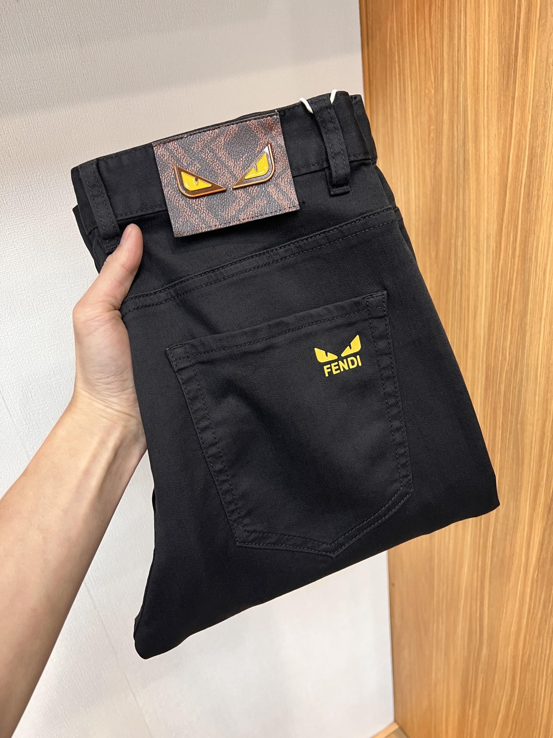 NO:153445,Fendi [2025 Summer New Product] European Station Men's Business Casual Jeans When business meets casualness, when classic collides fashion, in spring 2025, we bring you a brand new European Station Men's Business Casual Jeans!  Selected high-quality fabrics, soft and comfortable, and excellent breathability, allowing you to remain refreshing and comfortable during busy working days. The design is simple without losing style, perfectly blending business and leisure elements, whether in office or weekend parties, you can easily control it and show your unique taste. Meeting your outfit needs in different occasions, making your wardrobe rejuvenated. K12 slim tailoring, fits the body, highlights the uprightness and confidence of men. The details show craftsmanship, and each stitch has been carefully polished to ensure quality and comfort coexist. Size 29-40,,fendi,jeans,alexander wang19860909芬迪【2025夏季新品】欧洲站男士商务休闲牛仔裤 当商务遇上休闲,当经典碰撞时尚,2025年春季,我们为您带来全新欧洲站男士商务休闲牛仔裤！ 精选高品质面料,柔软舒适,透气性极佳,让您在繁忙的工作日中依然保持清爽与自在. 设计简约而不失格调,完美融合商务与休闲元素,无论是办公室还是周末聚会,都能轻松驾驭,展现您的独特品味. 满足您不同场合的穿搭需求,让您的衣橱焕发新生.K12 修身剪裁,贴合身形,凸显男士的挺拔与自信.细节之处彰显匠心,每一个针脚都经过精心打磨,确保品质与舒适并存. 尺码29-40,,fendi,jeans,alexander wang,Men's clothing