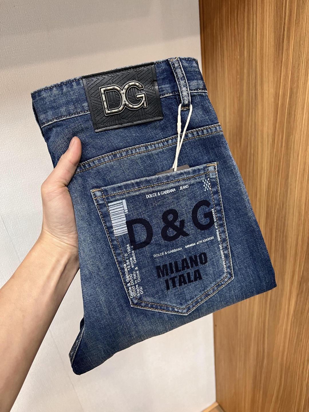 NO:156350,DG [2025 Summer New Product] European Station Men's Business Casual Jeans When business meets casualness, when classic collides fashion, in spring 2025, we bring you a brand new European Station Men's Business Casual Jeans!  Selected high-quality fabrics, soft and comfortable, and breathable, allowing you to remain refreshing and comfortable during busy working days. The design is simple without losing style, perfectly blending business and leisure elements, whether in office or weekend parties, you can easily control it and show your unique taste. Meeting your outfit needs in different occasions, making your wardrobe rejuvenated. K12 slim tailoring, fits the body, highlights the uprightness and confidence of men. The details show craftsmanship, and each stitch has been carefully polished to ensure quality and comfort coexist. Size 29-40, Dolce & Gabbana, jeans, alexander wang19860909DG【2025夏季新品】欧洲站男士商务休闲牛仔裤 当商务遇上休闲,当经典碰撞时尚,2025年春季,我们为您带来全新欧洲站男士商务休闲牛仔裤！ 精选高品质面料,柔软舒适,透气性极佳,让您在繁忙的工作日中依然保持清爽与自在. 设计简约而不失格调,完美融合商务与休闲元素,无论是办公室还是周末聚会,都能轻松驾驭,展现您的独特品味. 满足您不同场合的穿搭需求,让您的衣橱焕发新生.K12 修身剪裁,贴合身形,凸显男士的挺拔与自信.细节之处彰显匠心,每一个针脚都经过精心打磨,确保品质与舒适并存. 尺码29-40,,Dolce&Gabbana,jeans,alexander wang,Men's clothing