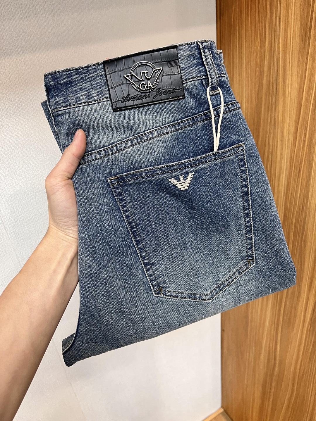 NO:156348,Armani [2025 Summer New Product] European Station Men's Business Casual Jeans When business meets casualness, when classic collides fashion, in spring 2025, we bring you a brand new European Station Men's Business Casual Jeans!  Selected high-quality fabrics, soft and comfortable, and breathable, allowing you to remain refreshing and comfortable during busy working days. The design is simple without losing style, perfectly blending business and leisure elements, whether in office or weekend parties, you can easily control it and show your unique taste. Meeting your outfit needs in different occasions, making your wardrobe rejuvenated. K12 slim tailoring, fits the body, highlights the men's uprightness and confidence. The details show craftsmanship, and each stitch has been carefully polished to ensure quality and comfort coexist. Size 29-40,,armani,jeans,alexander wang19860909阿玛尼【2025夏季新品】欧洲站男士商务休闲牛仔裤 当商务遇上休闲,当经典碰撞时尚,2025年春季,我们为您带来全新欧洲站男士商务休闲牛仔裤！ 精选高品质面料,柔软舒适,透气性极佳,让您在繁忙的工作日中依然保持清爽与自在. 设计简约而不失格调,完美融合商务与休闲元素,无论是办公室还是周末聚会,都能轻松驾驭,展现您的独特品味. 满足您不同场合的穿搭需求,让您的衣橱焕发新生.K12 修身剪裁,贴合身形,凸显男士的挺拔与自信.细节之处彰显匠心,每一个针脚都经过精心打磨,确保品质与舒适并存. 尺码29-40,,armani,jeans,alexander wang,Men's clothing