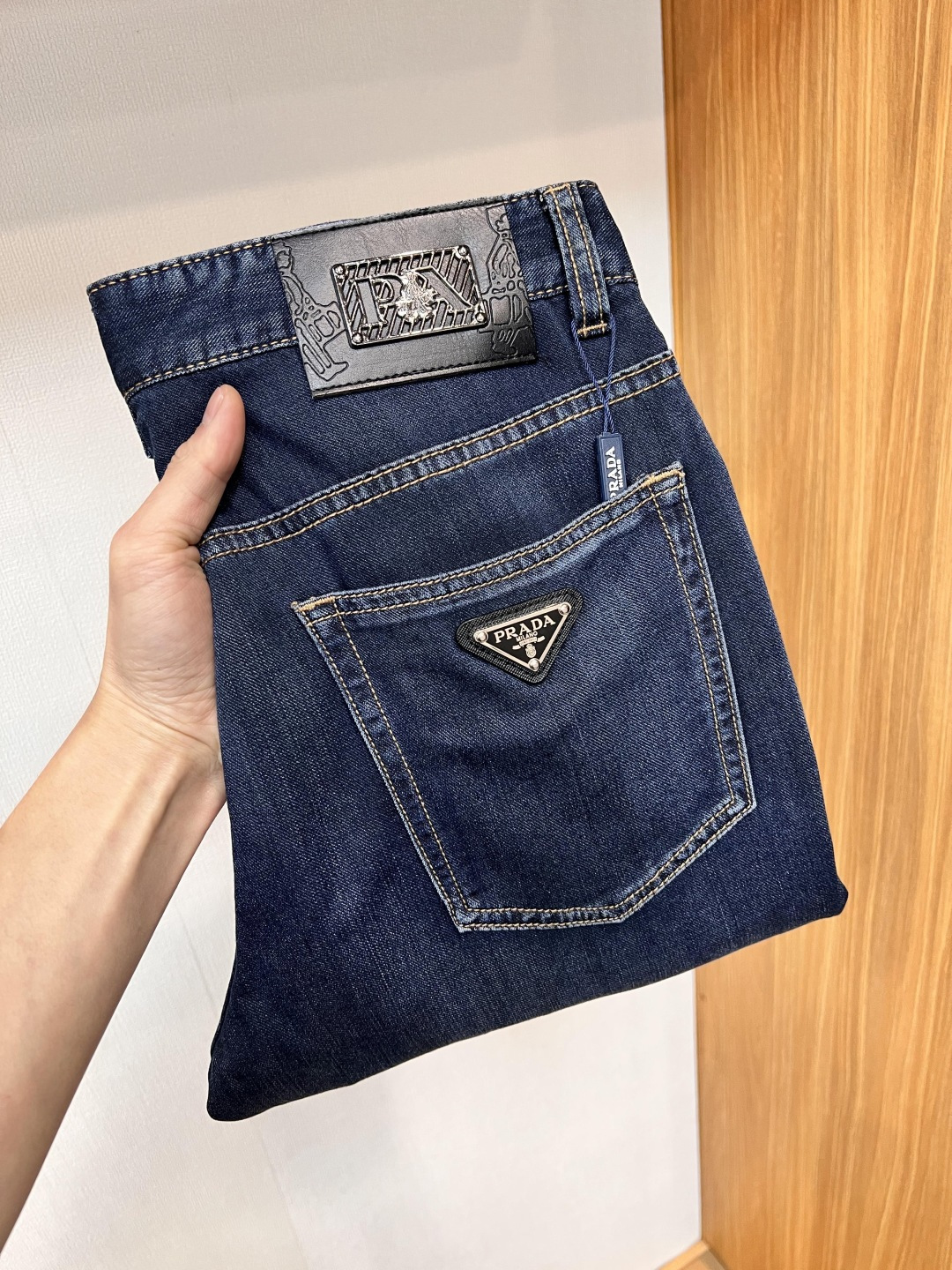 NO:156336,Prada [2025 Summer New Product] European Station Men's Business Casual Jeans When business meets casualness, when classic collides fashion, in spring 2025, we bring you a brand new European Station Men's Business Casual Jeans!  Selected high-quality fabrics, soft and comfortable, and breathable, allowing you to remain refreshing and comfortable during busy working days. The design is simple without losing style, perfectly blending business and leisure elements, whether in office or weekend parties, you can easily control it and show your unique taste. Meeting your outfit needs in different occasions, making your wardrobe rejuvenated. K12 slim tailoring, fits the body, highlights the men's uprightness and confidence. The details show craftsmanship, and each stitch has been carefully polished to ensure the coexistence of quality and comfort. Size 29-40,,prada,jeans,alexander wang19860909普拉达【2025夏季新品】欧洲站男士商务休闲牛仔裤 当商务遇上休闲,当经典碰撞时尚,2025年春季,我们为您带来全新欧洲站男士商务休闲牛仔裤！ 精选高品质面料,柔软舒适,透气性极佳,让您在繁忙的工作日中依然保持清爽与自在. 设计简约而不失格调,完美融合商务与休闲元素,无论是办公室还是周末聚会,都能轻松驾驭,展现您的独特品味. 满足您不同场合的穿搭需求,让您的衣橱焕发新生.K12 修身剪裁,贴合身形,凸显男士的挺拔与自信.细节之处彰显匠心,每一个针脚都经过精心打磨,确保品质与舒适并存. 尺码29-40,,prada,jeans,alexander wang,Men's clothing