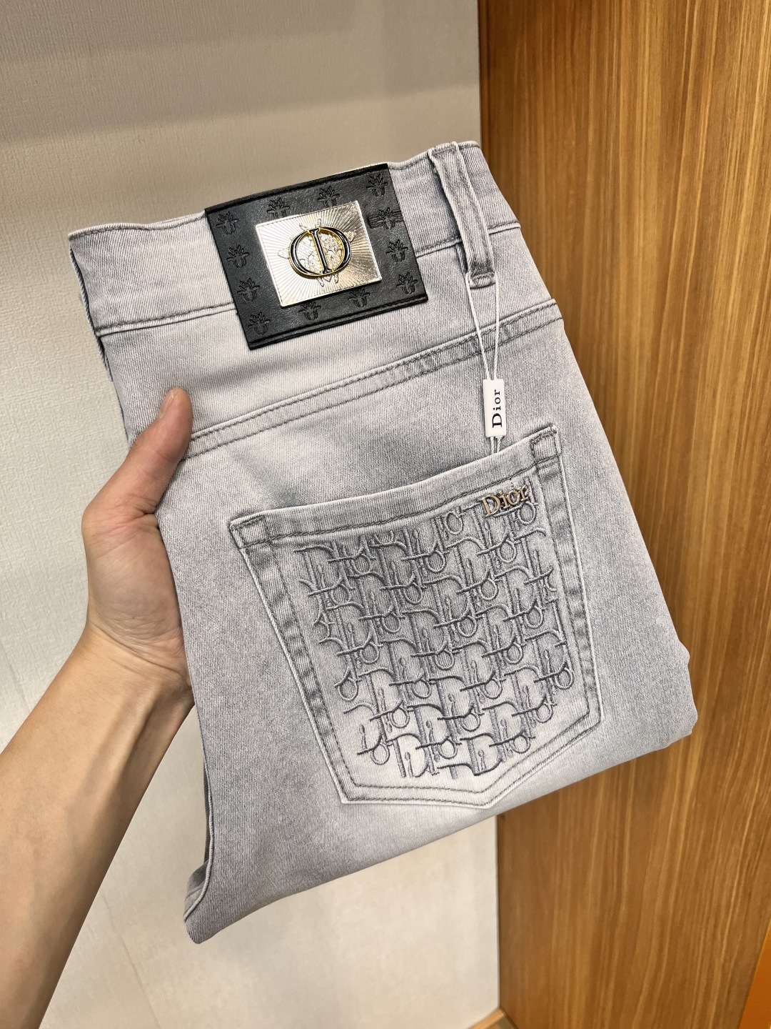 NO:156352,Dior [2025 Summer New Product] European Station Men's Business Casual Jeans When business meets casualness, when classic collides fashion, in spring 2025, we bring you a brand new European Station Men's Business Casual Jeans!  Selected high-quality fabrics, soft and comfortable, and breathable, allowing you to remain refreshing and comfortable during busy working days. The design is simple without losing style, perfectly blending business and leisure elements, whether in office or weekend parties, you can easily control it and show your unique taste. Meeting your outfit needs in different occasions, making your wardrobe rejuvenated. K12 slim tailoring, fits the body, highlights the men's uprightness and confidence. The details show craftsmanship, and each stitch has been carefully polished to ensure quality and comfort coexist. Size 29-40,,dior,jeans,alexander wang19860909迪奥【2025夏季新品】欧洲站男士商务休闲牛仔裤 当商务遇上休闲,当经典碰撞时尚,2025年春季,我们为您带来全新欧洲站男士商务休闲牛仔裤！ 精选高品质面料,柔软舒适,透气性极佳,让您在繁忙的工作日中依然保持清爽与自在. 设计简约而不失格调,完美融合商务与休闲元素,无论是办公室还是周末聚会,都能轻松驾驭,展现您的独特品味. 满足您不同场合的穿搭需求,让您的衣橱焕发新生.K12 修身剪裁,贴合身形,凸显男士的挺拔与自信.细节之处彰显匠心,每一个针脚都经过精心打磨,确保品质与舒适并存. 尺码29-40,,dior,jeans,alexander wang,Men's clothing