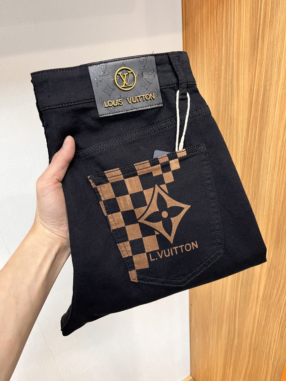 NO:156355,LV [2025 Summer New Product] European Station Men's Business Casual Jeans When business meets casualness, when classic collides fashion, in spring 2025, we bring you a brand new European Station Men's Business Casual Jeans!  Selected high-quality fabrics, soft and comfortable, and breathable, allowing you to remain refreshing and comfortable during busy working days. The design is simple without losing style, perfectly blending business and leisure elements, whether in office or weekend parties, you can easily control it and show your unique taste. Meeting your outfit needs in different occasions, making your wardrobe rejuvenated. K12 slim tailoring, fits the body, highlights the men's uprightness and confidence. The details show craftsmanship, and each stitch has been carefully polished to ensure the coexistence of quality and comfort. Size 29-40,,louis vuitton,jeans,alexander wang19860909LV【2025夏季新品】欧洲站男士商务休闲牛仔裤 当商务遇上休闲,当经典碰撞时尚,2025年春季,我们为您带来全新欧洲站男士商务休闲牛仔裤！ 精选高品质面料,柔软舒适,透气性极佳,让您在繁忙的工作日中依然保持清爽与自在. 设计简约而不失格调,完美融合商务与休闲元素,无论是办公室还是周末聚会,都能轻松驾驭,展现您的独特品味. 满足您不同场合的穿搭需求,让您的衣橱焕发新生.K12 修身剪裁,贴合身形,凸显男士的挺拔与自信.细节之处彰显匠心,每一个针脚都经过精心打磨,确保品质与舒适并存. 尺码29-40,,louis vuitton,jeans,alexander wang,Men's clothing