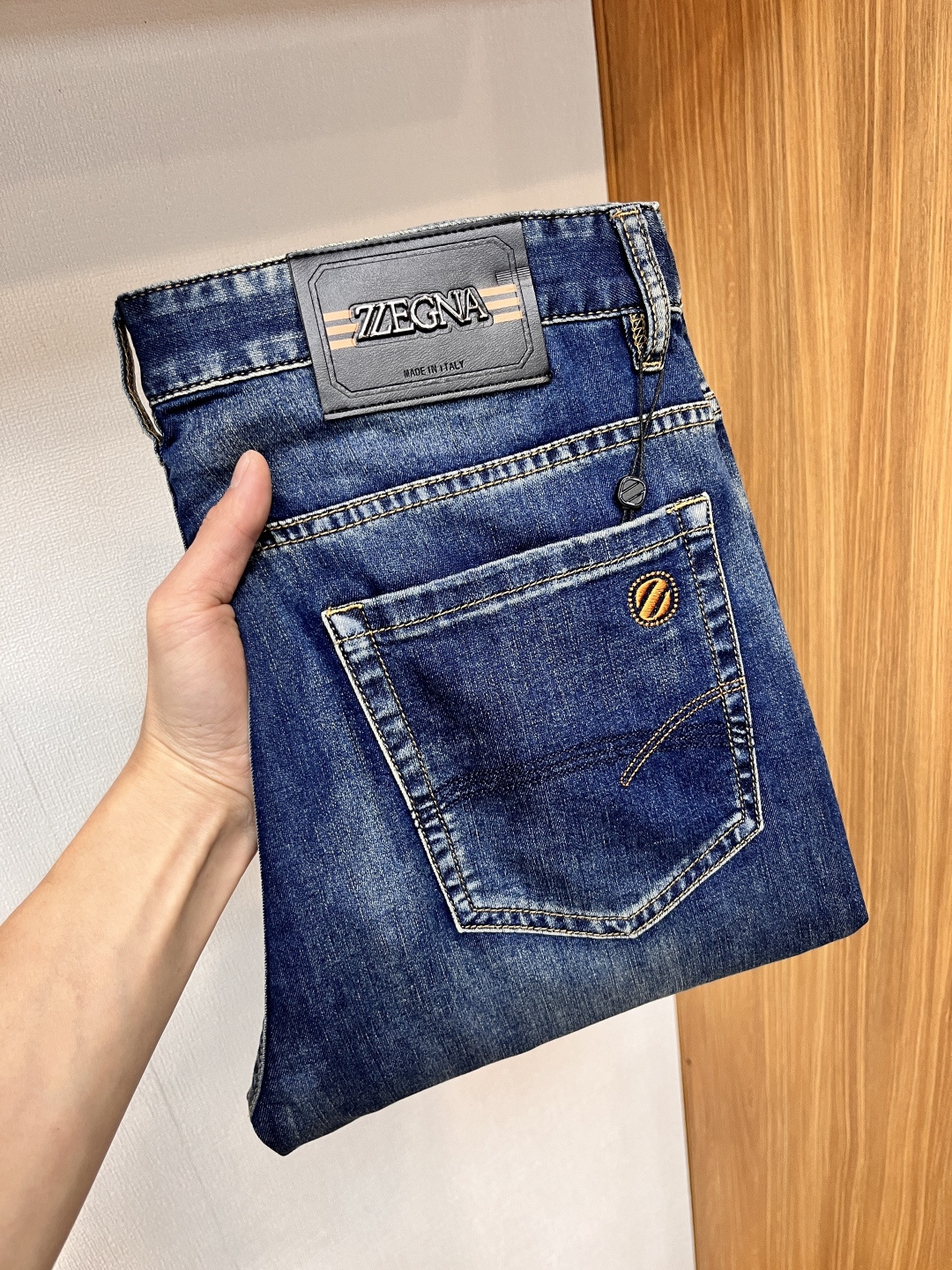 NO:156358,Jenia [2025 Summer New Product] European Station Men's Business Casual Jeans When business meets casualness, when classic collides fashion, in spring 2025, we bring you a brand new European Station Men's Business Casual Jeans!  Selected high-quality fabrics, soft and comfortable, and breathable, allowing you to remain refreshing and comfortable during busy working days. The design is simple without losing style, perfectly blending business and leisure elements, whether in office or weekend parties, you can easily control it and show your unique taste. Meeting your outfit needs in different occasions, making your wardrobe rejuvenated. K12 slim tailoring, fits the body, highlights the uprightness and confidence of men. The details show ingenuity, and each stitch has been carefully polished to ensure quality and comfort coexist. Size 29-40, zegna, jeans, alexander wang19860909杰尼亚【2025夏季新品】欧洲站男士商务休闲牛仔裤 当商务遇上休闲,当经典碰撞时尚,2025年春季,我们为您带来全新欧洲站男士商务休闲牛仔裤！ 精选高品质面料,柔软舒适,透气性极佳,让您在繁忙的工作日中依然保持清爽与自在. 设计简约而不失格调,完美融合商务与休闲元素,无论是办公室还是周末聚会,都能轻松驾驭,展现您的独特品味. 满足您不同场合的穿搭需求,让您的衣橱焕发新生.K12 修身剪裁,贴合身形,凸显男士的挺拔与自信.细节之处彰显匠心,每一个针脚都经过精心打磨,确保品质与舒适并存. 尺码29-40,,zegna,jeans,alexander wang,Men's clothing