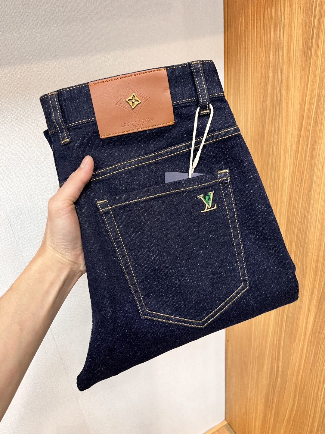 NO:156346,LV [2025 Summer New Product] European Station Men's Business Casual Jeans When business meets casualness, when classic collides fashion, in spring 2025, we bring you a brand new European Station Men's Business Casual Jeans!  Selected high-quality fabrics, soft and comfortable, and breathable, allowing you to remain refreshing and comfortable during busy working days. The design is simple without losing style, perfectly blending business and leisure elements, whether in office or weekend parties, you can easily control it and show your unique taste. Meeting your outfit needs in different occasions, making your wardrobe rejuvenated. K12 slim tailoring, fits the body, highlights the men's uprightness and confidence. The details show craftsmanship, and each stitch has been carefully polished to ensure the coexistence of quality and comfort. Size 29-40,,louis vuitton,jeans,alexander wang19860909LV【2025夏季新品】欧洲站男士商务休闲牛仔裤 当商务遇上休闲,当经典碰撞时尚,2025年春季,我们为您带来全新欧洲站男士商务休闲牛仔裤！ 精选高品质面料,柔软舒适,透气性极佳,让您在繁忙的工作日中依然保持清爽与自在. 设计简约而不失格调,完美融合商务与休闲元素,无论是办公室还是周末聚会,都能轻松驾驭,展现您的独特品味. 满足您不同场合的穿搭需求,让您的衣橱焕发新生.K12 修身剪裁,贴合身形,凸显男士的挺拔与自信.细节之处彰显匠心,每一个针脚都经过精心打磨,确保品质与舒适并存. 尺码29-40,,louis vuitton,jeans,alexander wang,Men's clothing