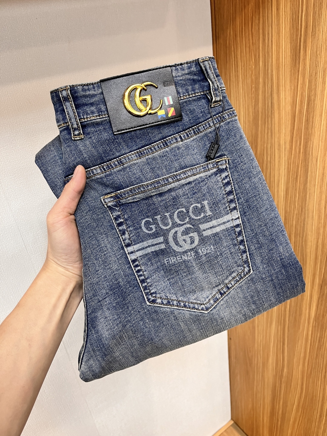 NO:153423,Guqi [2025 Summer New Product] European Station Men's Business Casual Jeans When business meets casualness, when classic collides fashion, in spring 2025, we bring you a brand new European Station Men's Business Casual Jeans!  Selected high-quality fabrics, soft and comfortable, and breathable, allowing you to remain refreshing and comfortable during busy working days. The design is simple but not lacking in style, perfectly blending business and leisure elements, whether in office or weekend parties, you can easily control it and show your unique taste. Meeting your outfit needs in different occasions, making your wardrobe rejuvenated. K12 slim tailoring, fits the body, highlights the uprightness and confidence of men. The details show craftsmanship, and each stitch has been carefully polished to ensure quality and comfort coexist. Size 29-40,,jeans,alexander wang19860909古奇【2025夏季新品】欧洲站男士商务休闲牛仔裤 当商务遇上休闲,当经典碰撞时尚,2025年春季,我们为您带来全新欧洲站男士商务休闲牛仔裤！ 精选高品质面料,柔软舒适,透气性极佳,让您在繁忙的工作日中依然保持清爽与自在. 设计简约而不失格调,完美融合商务与休闲元素,无论是办公室还是周末聚会,都能轻松驾驭,展现您的独特品味. 满足您不同场合的穿搭需求,让您的衣橱焕发新生.K12 修身剪裁,贴合身形,凸显男士的挺拔与自信.细节之处彰显匠心,每一个针脚都经过精心打磨,确保品质与舒适并存. 尺码29-40,,jeans,alexander wang,Men's clothing