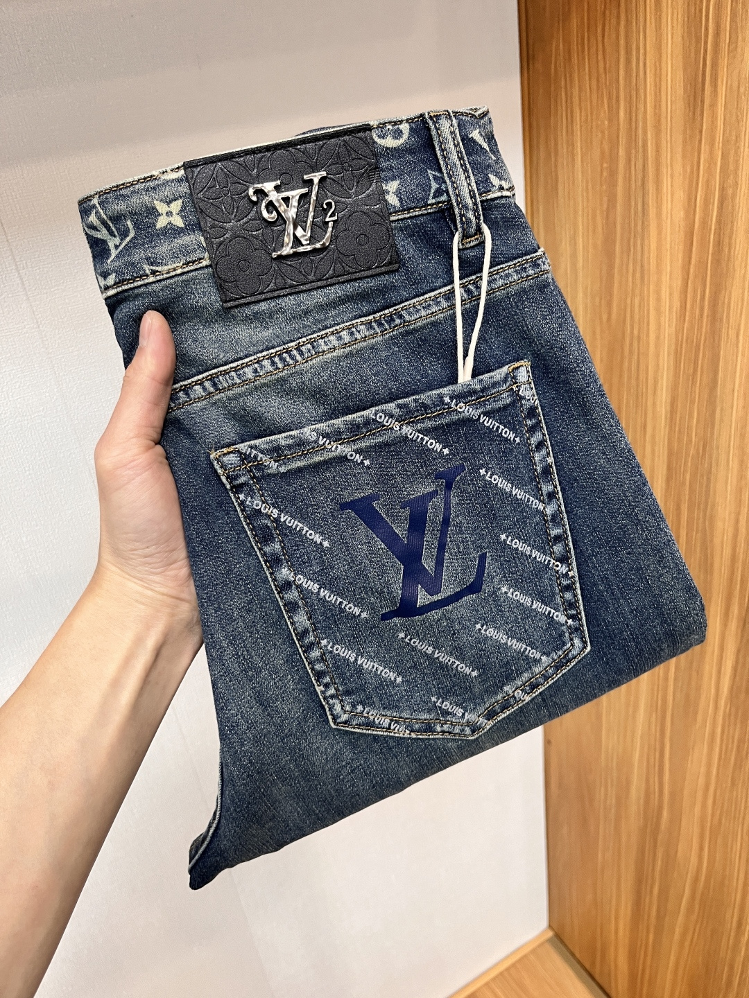 NO:153440,LV [2025 Summer New Product] European Station Men's Business Casual Jeans When business meets casualness, when classic collides fashion, in spring 2025, we bring you a brand new European Station Men's Business Casual Jeans!  Selected high-quality fabrics, soft and comfortable, and breathable, allowing you to remain refreshing and comfortable during busy working days. The design is simple without losing style, perfectly blending business and leisure elements, whether in office or weekend parties, you can easily control it and show your unique taste. Meeting your outfit needs in different occasions, making your wardrobe rejuvenated. K12 slim tailoring, fits the body, highlights the men's uprightness and confidence. The details show craftsmanship, and each stitch has been carefully polished to ensure the coexistence of quality and comfort. Size 29-40,,louis vuitton,jeans,alexander wang19860909LV【2025夏季新品】欧洲站男士商务休闲牛仔裤 当商务遇上休闲,当经典碰撞时尚,2025年春季,我们为您带来全新欧洲站男士商务休闲牛仔裤！ 精选高品质面料,柔软舒适,透气性极佳,让您在繁忙的工作日中依然保持清爽与自在. 设计简约而不失格调,完美融合商务与休闲元素,无论是办公室还是周末聚会,都能轻松驾驭,展现您的独特品味. 满足您不同场合的穿搭需求,让您的衣橱焕发新生.K12 修身剪裁,贴合身形,凸显男士的挺拔与自信.细节之处彰显匠心,每一个针脚都经过精心打磨,确保品质与舒适并存. 尺码29-40,,louis vuitton,jeans,alexander wang,Men's clothing