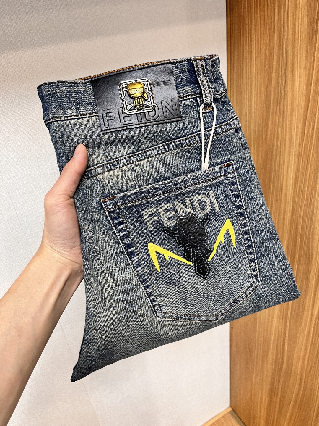 NO:153435,Fendi [2025 Summer New Product] European Station Men's Business Casual Jeans When business meets casualness, when classic collides fashion, in spring 2025, we bring you a brand new European Station Men's Business Casual Jeans!  Selected high-quality fabrics, soft and comfortable, and breathable, allowing you to remain refreshing and comfortable during busy working days. The design is simple without losing style, perfectly blending business and leisure elements, whether in office or weekend parties, you can easily control it and show your unique taste. Meeting your outfit needs in different occasions, making your wardrobe rejuvenated. K12 slim tailoring, fits the body, highlights the uprightness and confidence of men. The details show craftsmanship, and each stitch has been carefully polished to ensure quality and comfort coexist. Size 29-40,,fendi,jeans,alexander wang19860909芬迪【2025夏季新品】欧洲站男士商务休闲牛仔裤 当商务遇上休闲,当经典碰撞时尚,2025年春季,我们为您带来全新欧洲站男士商务休闲牛仔裤！ 精选高品质面料,柔软舒适,透气性极佳,让您在繁忙的工作日中依然保持清爽与自在. 设计简约而不失格调,完美融合商务与休闲元素,无论是办公室还是周末聚会,都能轻松驾驭,展现您的独特品味. 满足您不同场合的穿搭需求,让您的衣橱焕发新生.K12 修身剪裁,贴合身形,凸显男士的挺拔与自信.细节之处彰显匠心,每一个针脚都经过精心打磨,确保品质与舒适并存. 尺码29-40,,fendi,jeans,alexander wang,Men's clothing
