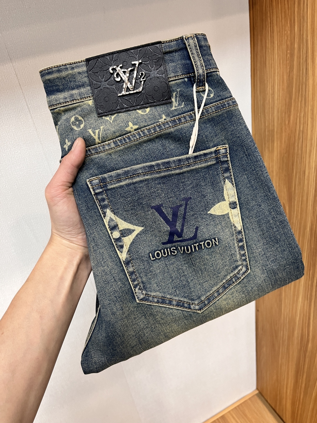 NO:153431,LV [2025 Summer New Product] European Station Men's Business Casual Jeans When business meets casualness, when classic collides fashion, in spring 2025, we bring you a brand new European Station Men's Business Casual Jeans!  Selected high-quality fabrics, soft and comfortable, and breathable, allowing you to remain refreshing and comfortable during busy working days. The design is simple without losing style, perfectly blending business and leisure elements, whether in office or weekend parties, you can easily control it and show your unique taste. Meeting your outfit needs in different occasions, making your wardrobe rejuvenated. K12 slim tailoring, fits the body, highlights the men's uprightness and confidence. The details show craftsmanship, and each stitch has been carefully polished to ensure the coexistence of quality and comfort. Size 29-40,,louis vuitton,jeans,alexander wang19860909LV【2025夏季新品】欧洲站男士商务休闲牛仔裤 当商务遇上休闲,当经典碰撞时尚,2025年春季,我们为您带来全新欧洲站男士商务休闲牛仔裤！ 精选高品质面料,柔软舒适,透气性极佳,让您在繁忙的工作日中依然保持清爽与自在. 设计简约而不失格调,完美融合商务与休闲元素,无论是办公室还是周末聚会,都能轻松驾驭,展现您的独特品味. 满足您不同场合的穿搭需求,让您的衣橱焕发新生.K12 修身剪裁,贴合身形,凸显男士的挺拔与自信.细节之处彰显匠心,每一个针脚都经过精心打磨,确保品质与舒适并存. 尺码29-40,,louis vuitton,jeans,alexander wang,Men's clothing