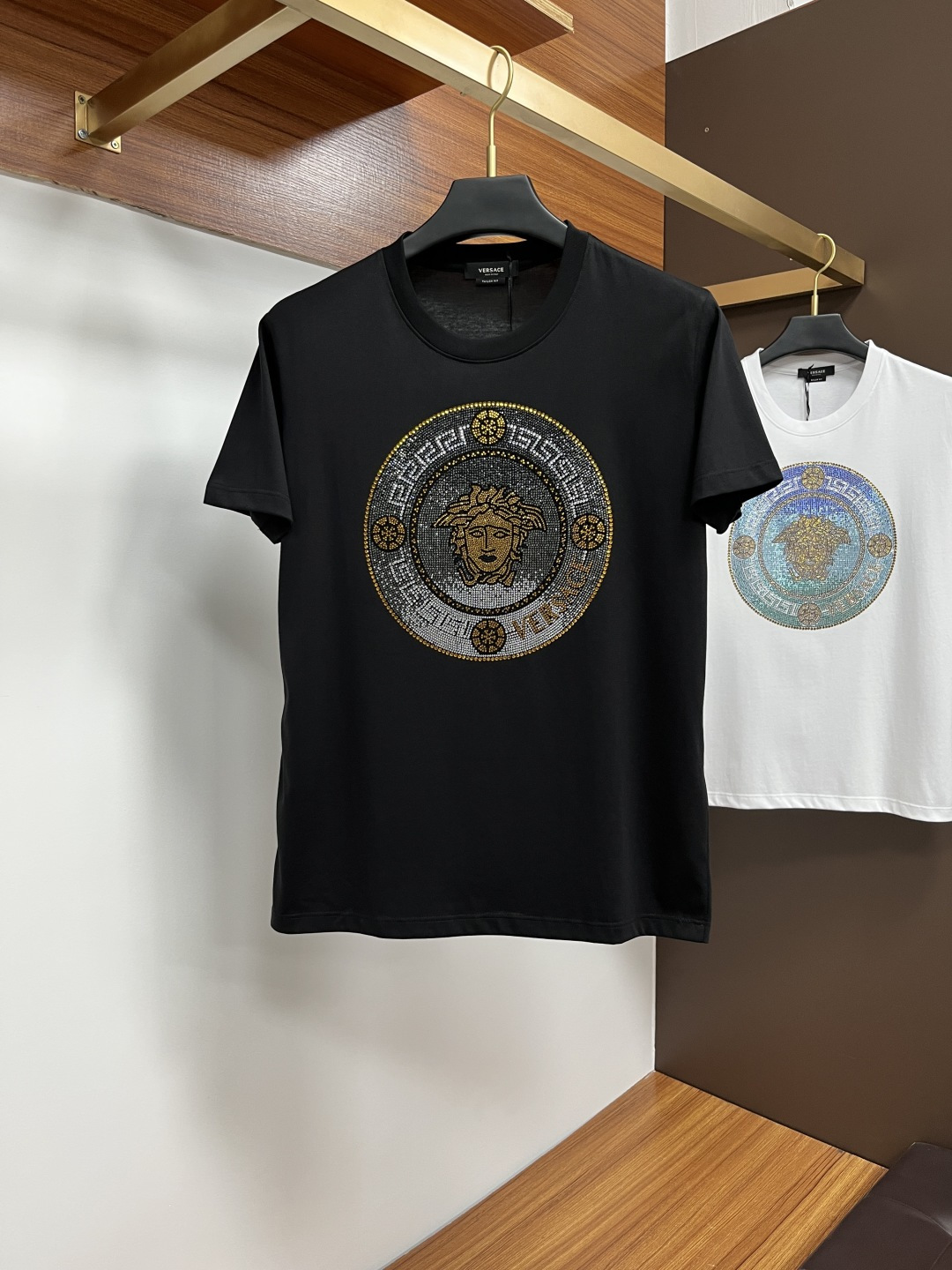 NO:156371,Versace 25 summer new product heavy industry rhinestone Medusa round neck thickened short-sleeved T-shirt, ZG latest synchronization, creates basic men's products, injecting new ideas into men's wardrobe. Made of soft cotton double-sided knitted long velvet cotton   modal cotton fabric, the fabric is delicate, soft and draped, full of cotton feel, excellent comfort in the upper body, and it will not be easy to deform after wearing it for a long time; black and white M~4XL, versace, T-shirt,tees, t-shirt,alexander wang19860909Versace 25夏季新品重工水钻Medusa圆领加厚短袖T恤,ZG最新同步,打造男士基本款单品,为男士衣橱注入新意.采用柔软棉质双面针织长绒棉 莫代尔棉面料制成,面料细腻、柔感垂顺、棉感十足、上身舒适度极佳,久穿久洗不易变形；黑色 白色 M～4XL,,versace,T-shirt,tees，t-shirt,alexander wang,Men's clothing