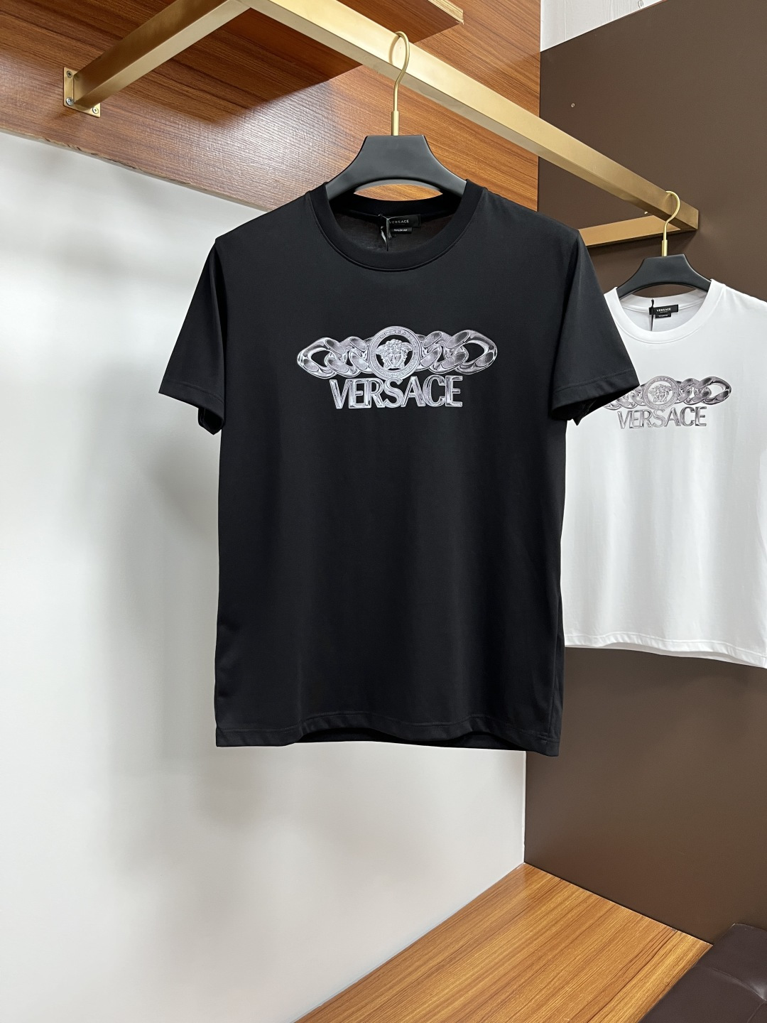 NO:156368,Versace 25 spring and summer new product Medusa & brand letter logo printed logo short-sleeved T-shirt, customized 80 double-strand mercerized cotton fabric; black and white M-4XL, versace, T-shirt, tees, t-shirt, alexander wang19860909Versace 25春夏新品Medusa&品牌字母徽标印花标识短袖T恤,定制80支双股丝光棉面料；黑色 白色 M-4XL,,versace,T-shirt,tees，t-shirt,alexander wang,Men's clothing